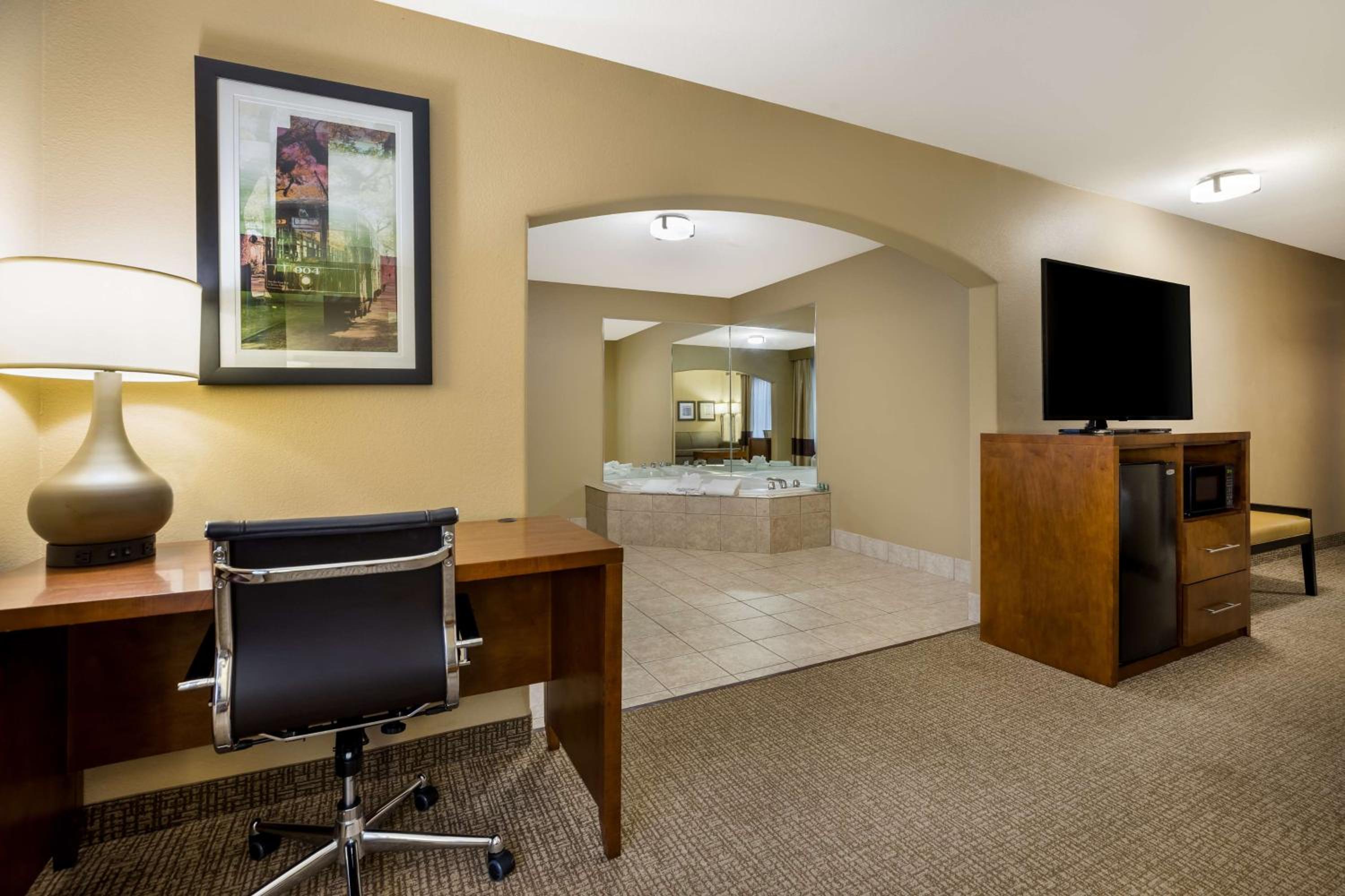 King Suite with Sofa Bed and Whirlpool - Photo 6