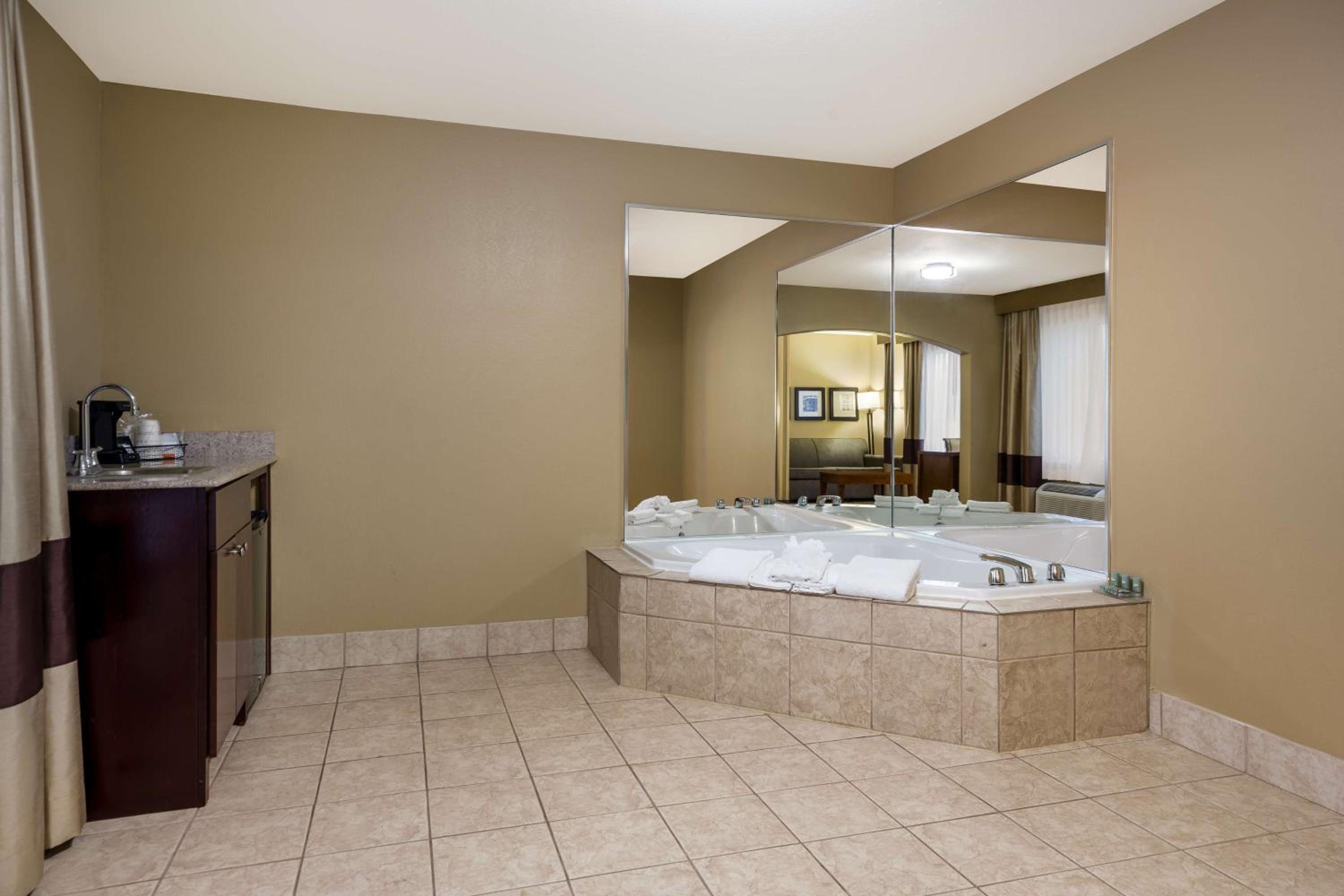 King Suite with Sofa Bed and Whirlpool - Photo 2