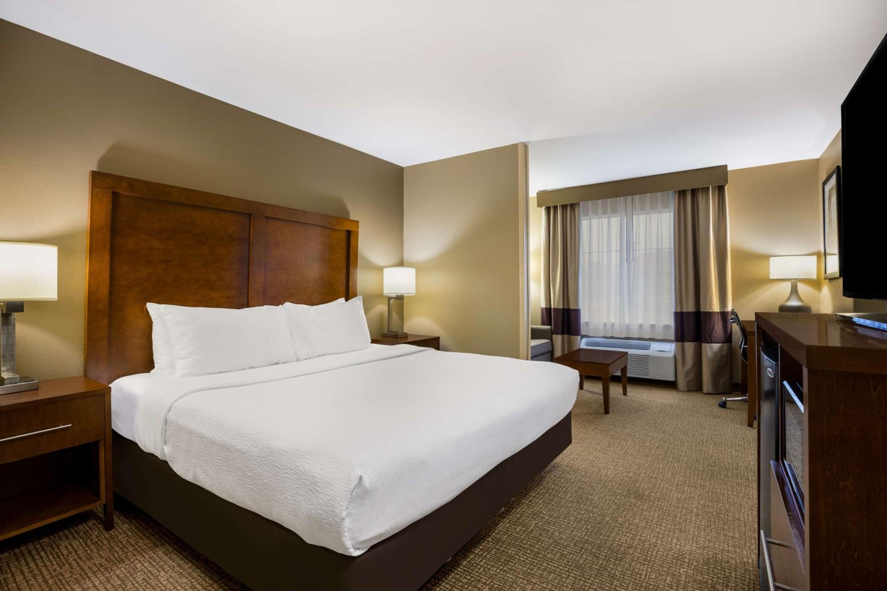 King Suite with Sofa Bed and Whirlpool - Photo 5