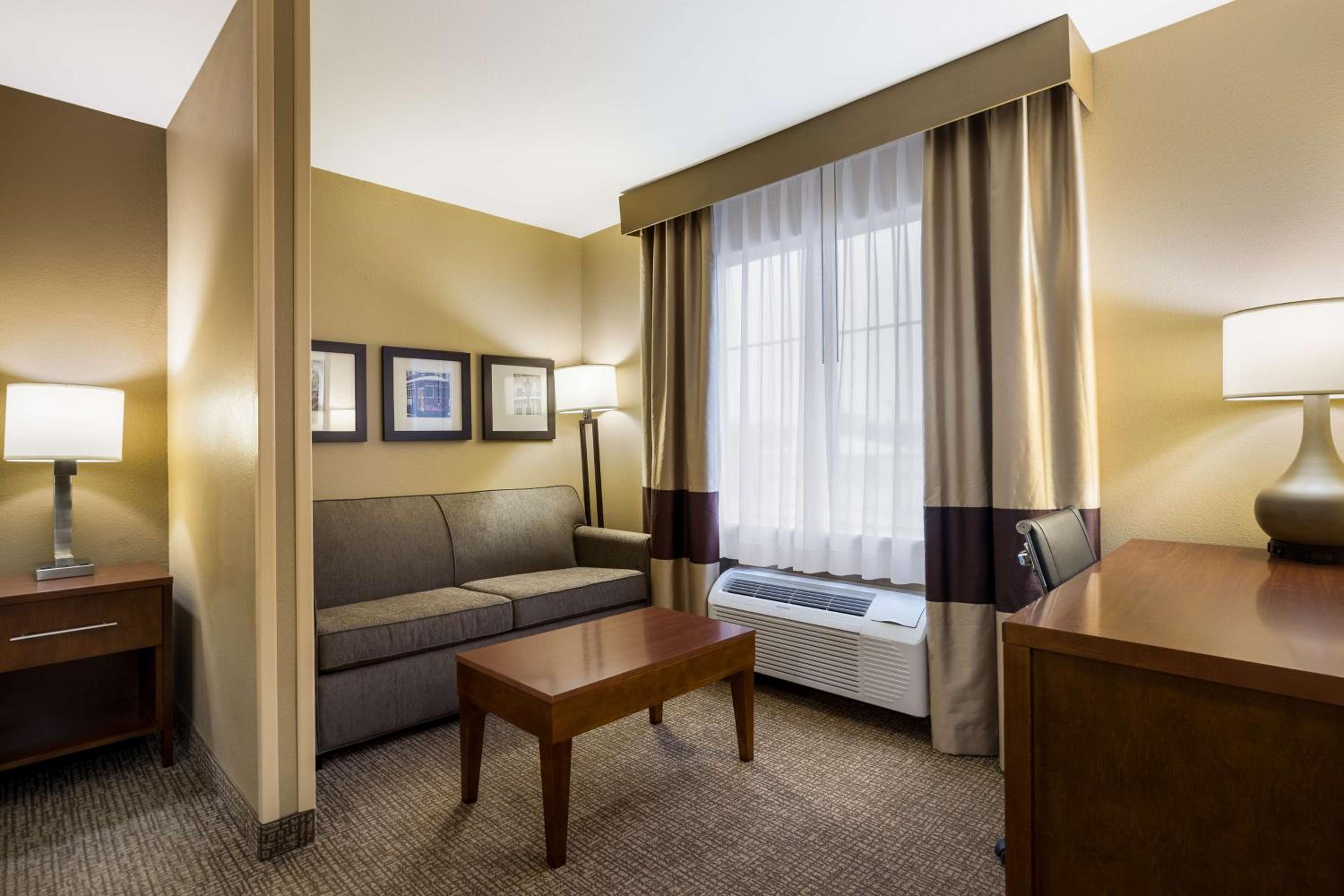 King Suite with Sofa Bed and Whirlpool - Photo 3