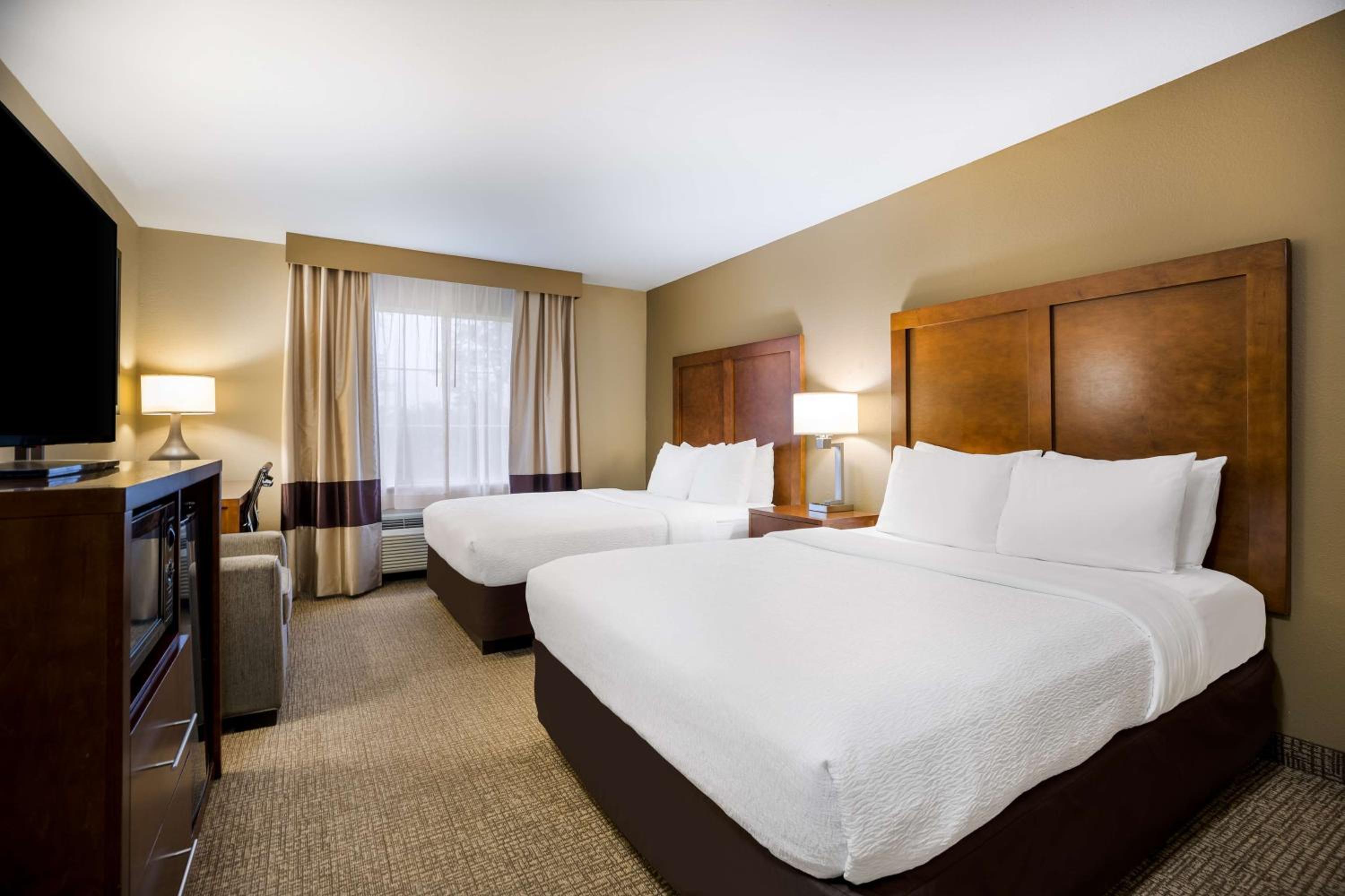 Queen Room with Two Queen Beds - Non-Smoking - Photo 1