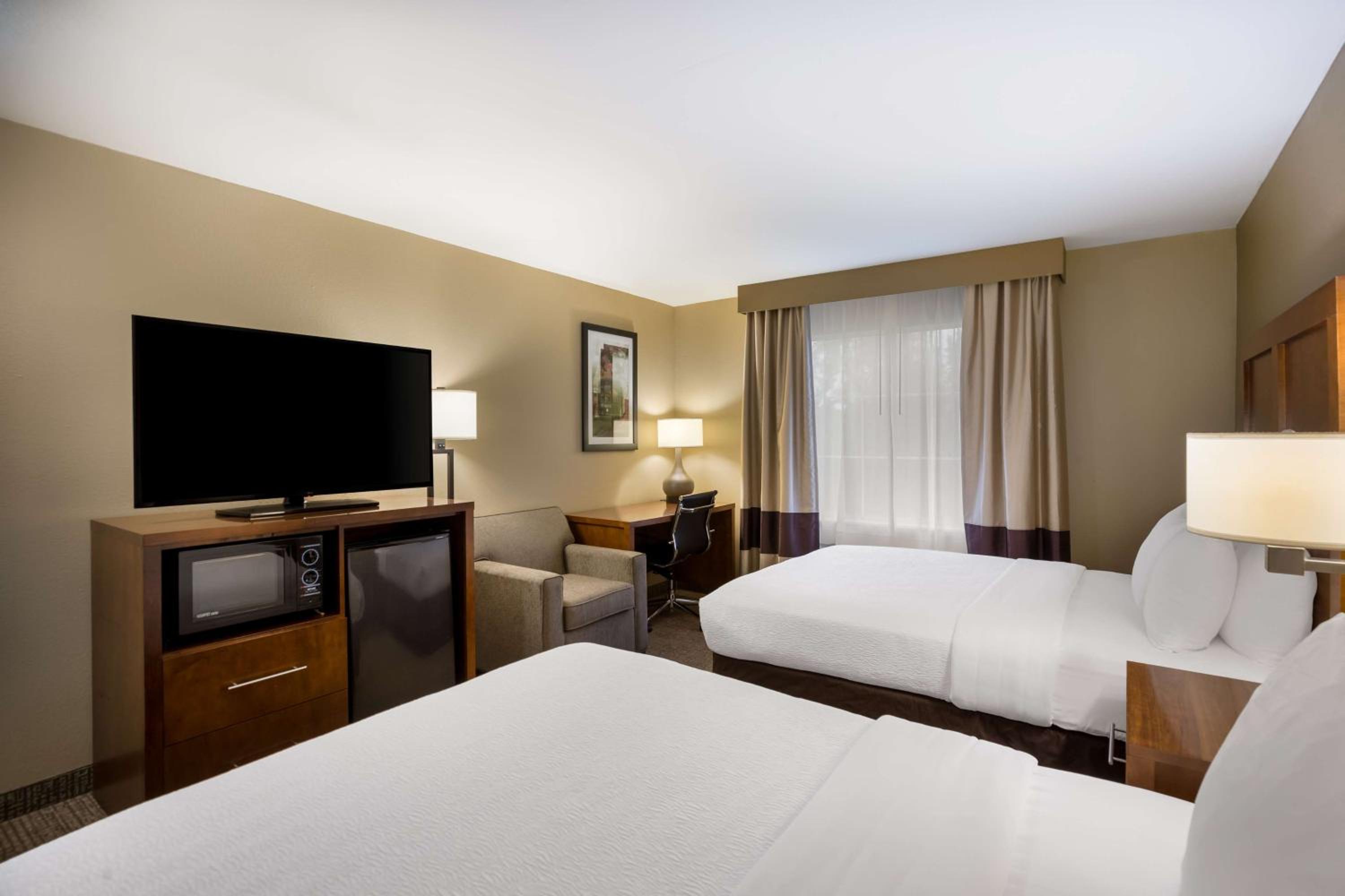Queen Room with Two Queen Beds - Non-Smoking - Photo 4