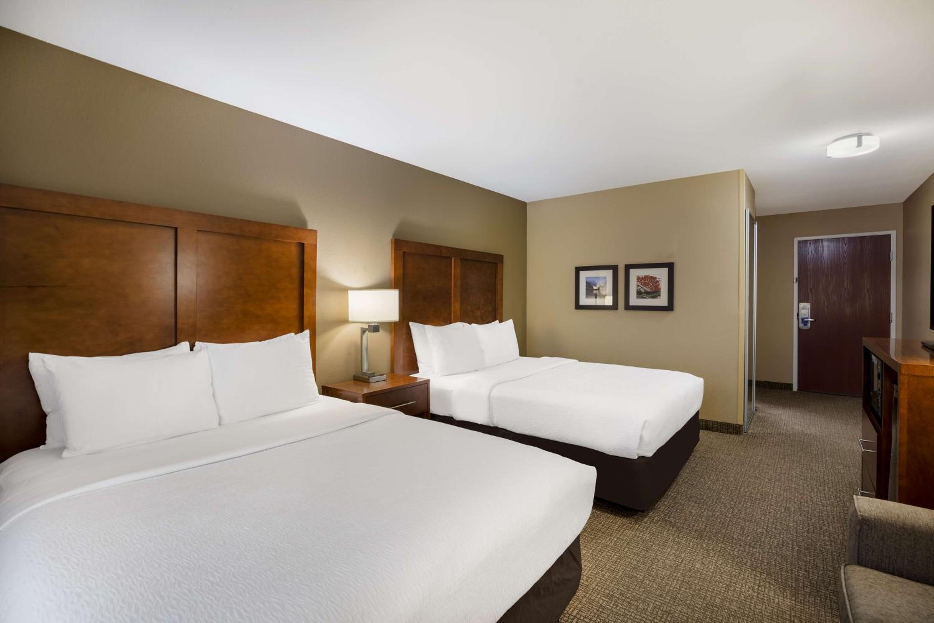 Queen Room with Two Queen Beds - Non-Smoking - Photo 3