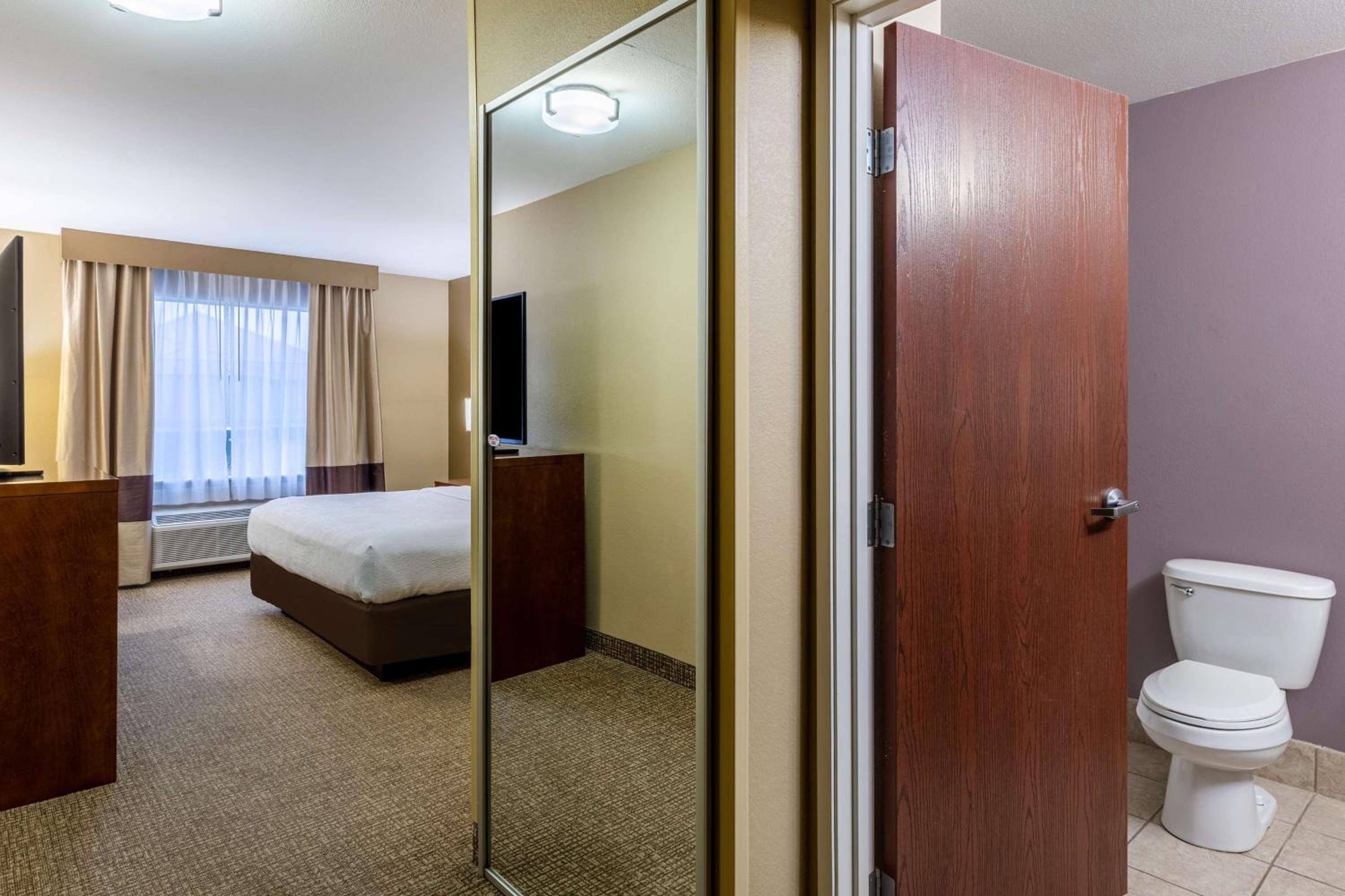King Room - Non-Smoking - Photo 4
