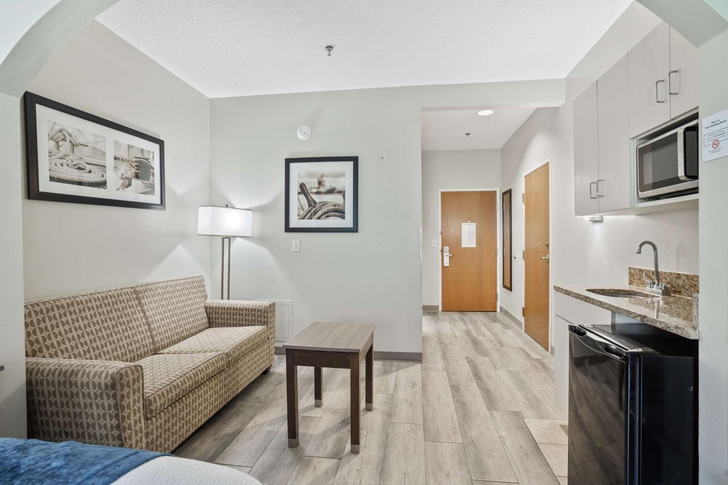 King Suite - Non-Smoking - Photo 2