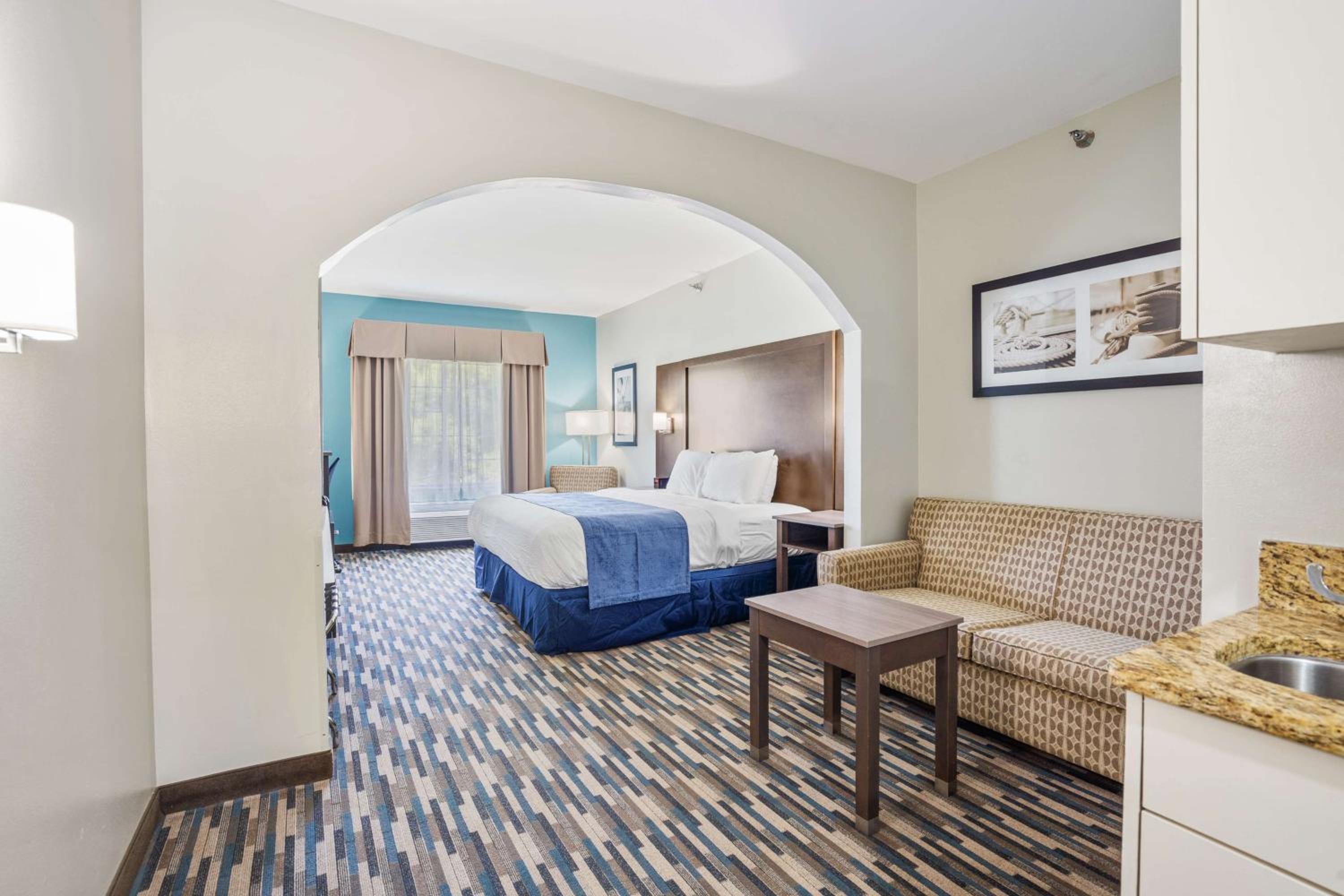 King Suite with Bath Tub - Disability/Non-Smoking photo 1