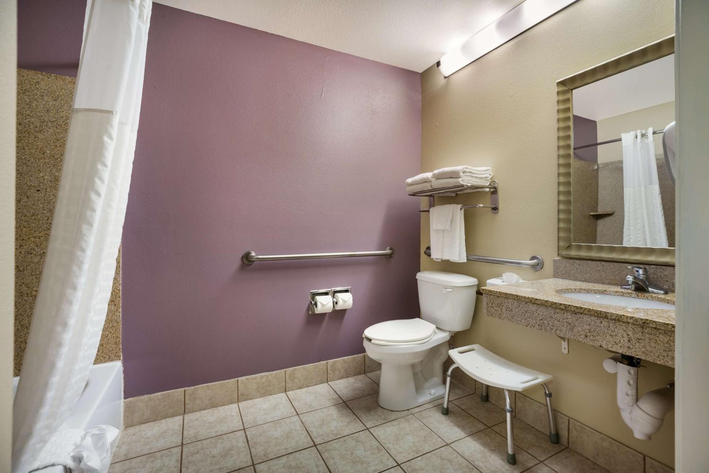 Queen Room with Two Queen Beds and Bath Tub - Disability Access - Photo 4
