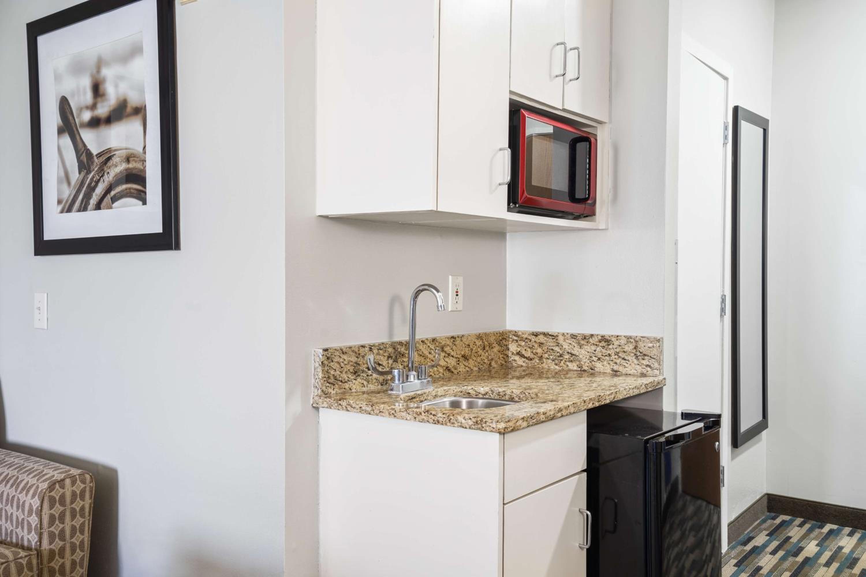 King Suite with Bath Tub - Disability/Non-Smoking photo 3