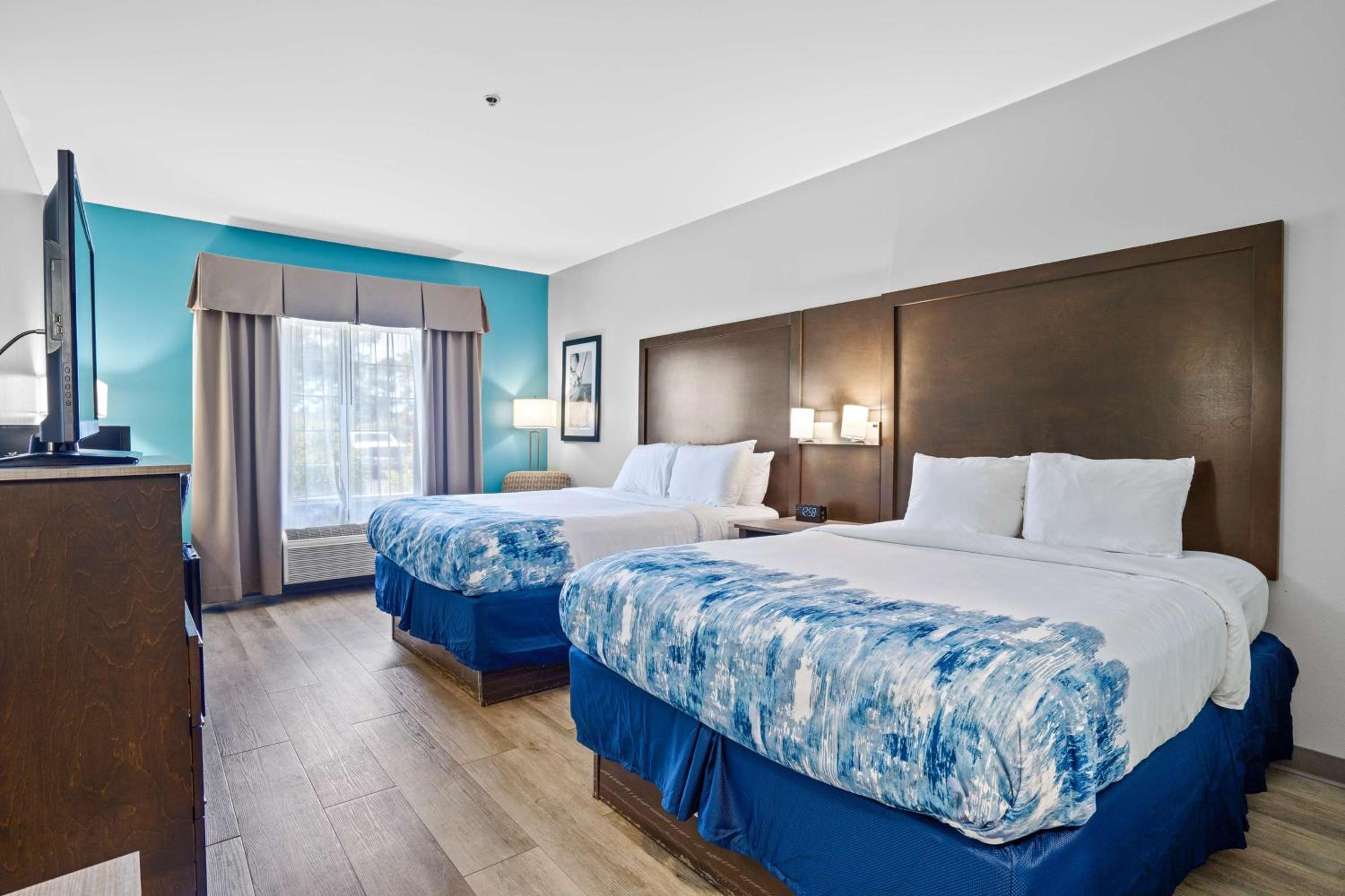Queen Rooms with Two Queen Beds - Non-Smoking - Photo 1