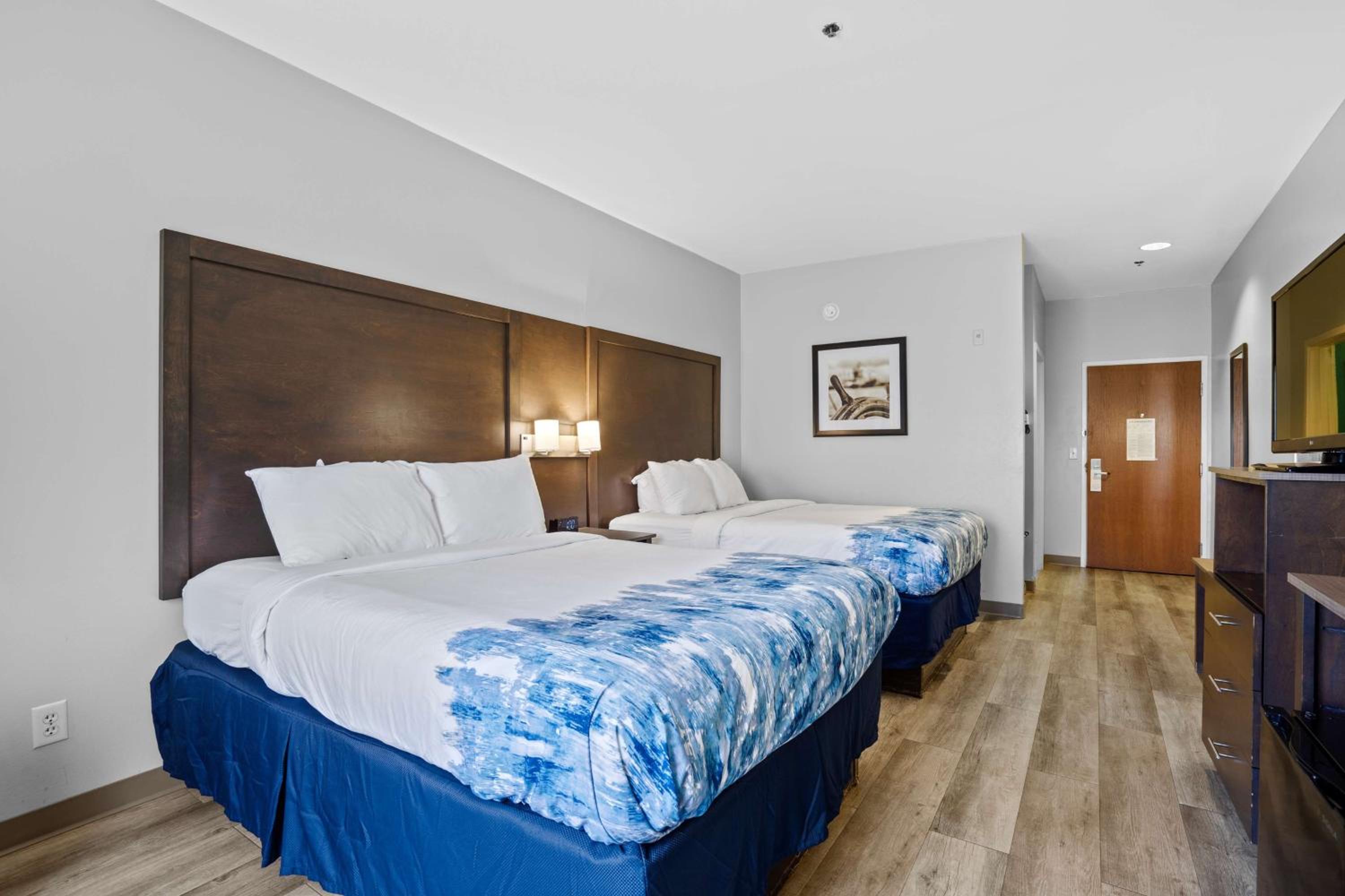 Queen Rooms with Two Queen Beds - Non-Smoking - Photo 2