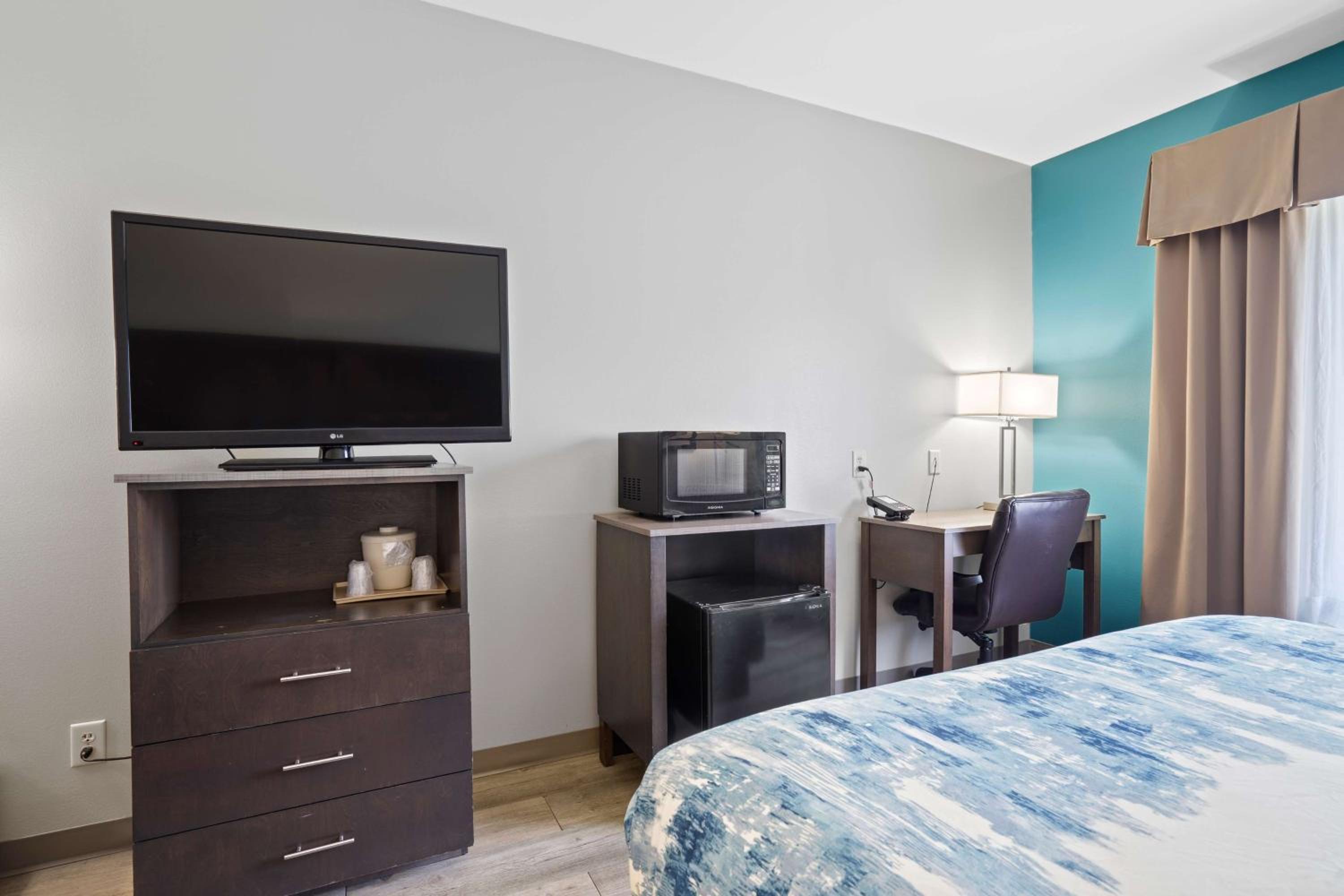 Queen Rooms with Two Queen Beds - Non-Smoking - Photo 6