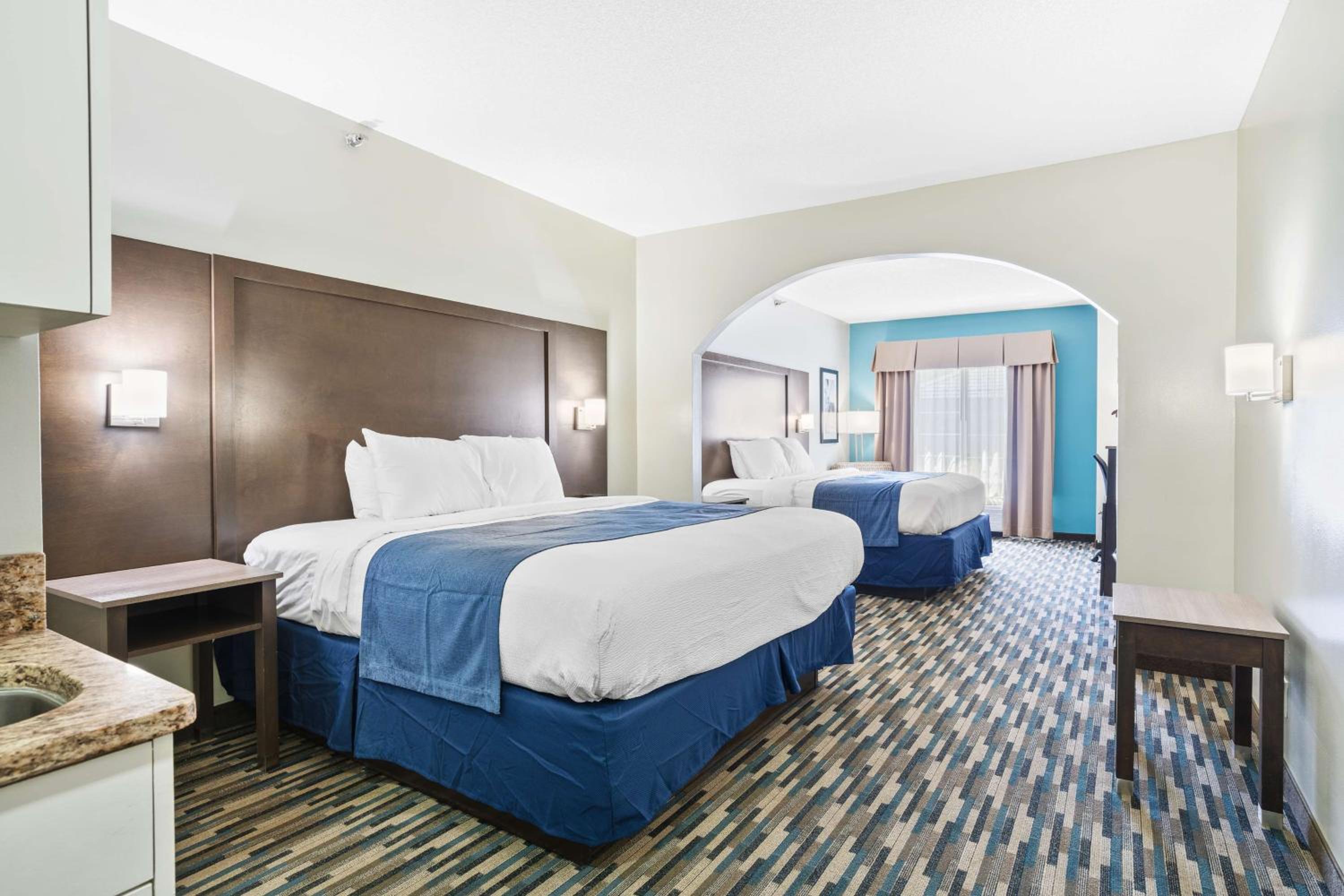 King Suite with Two King Beds - Non-Smoking - Photo 1