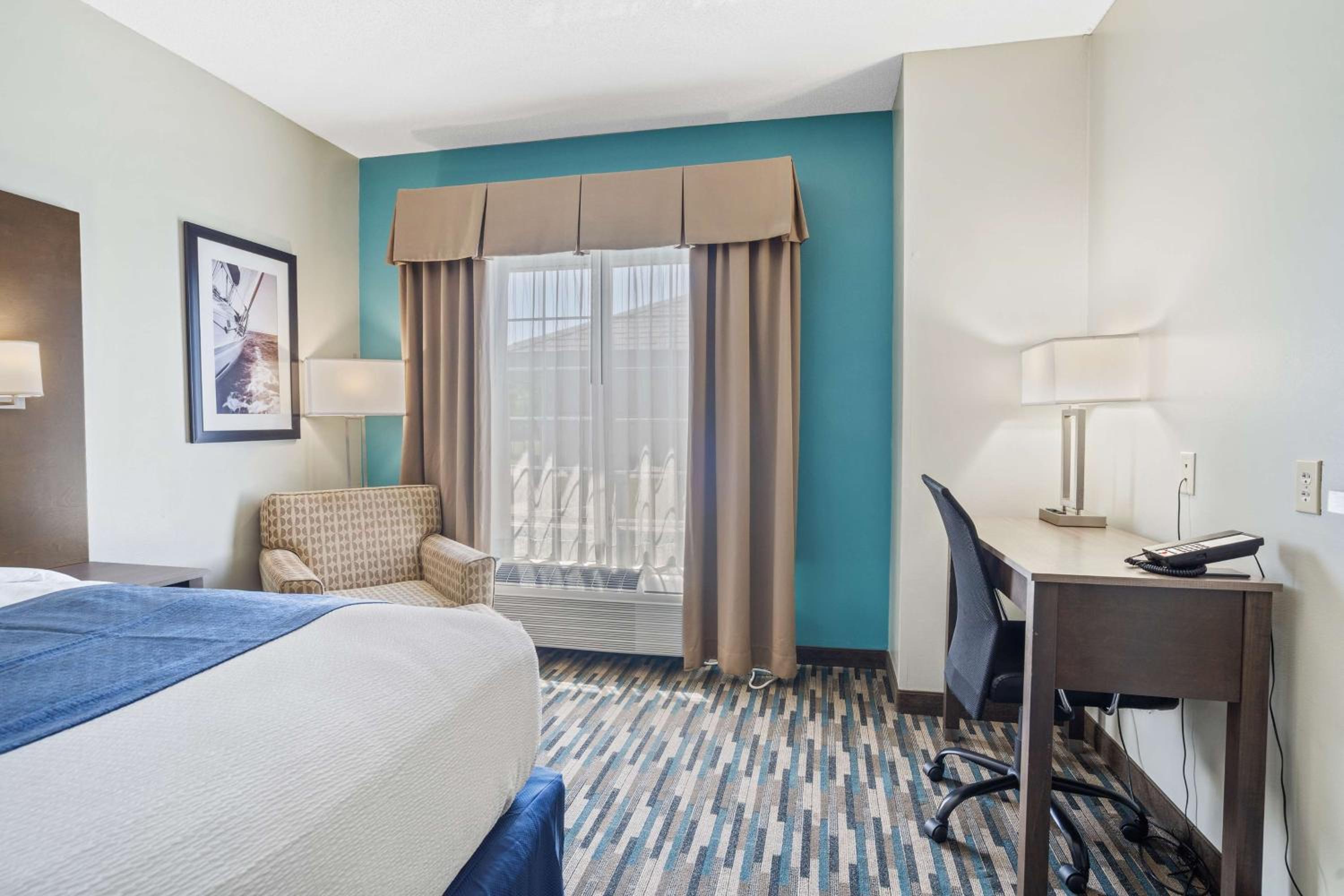 King Suite with Two King Beds - Non-Smoking - Photo 6