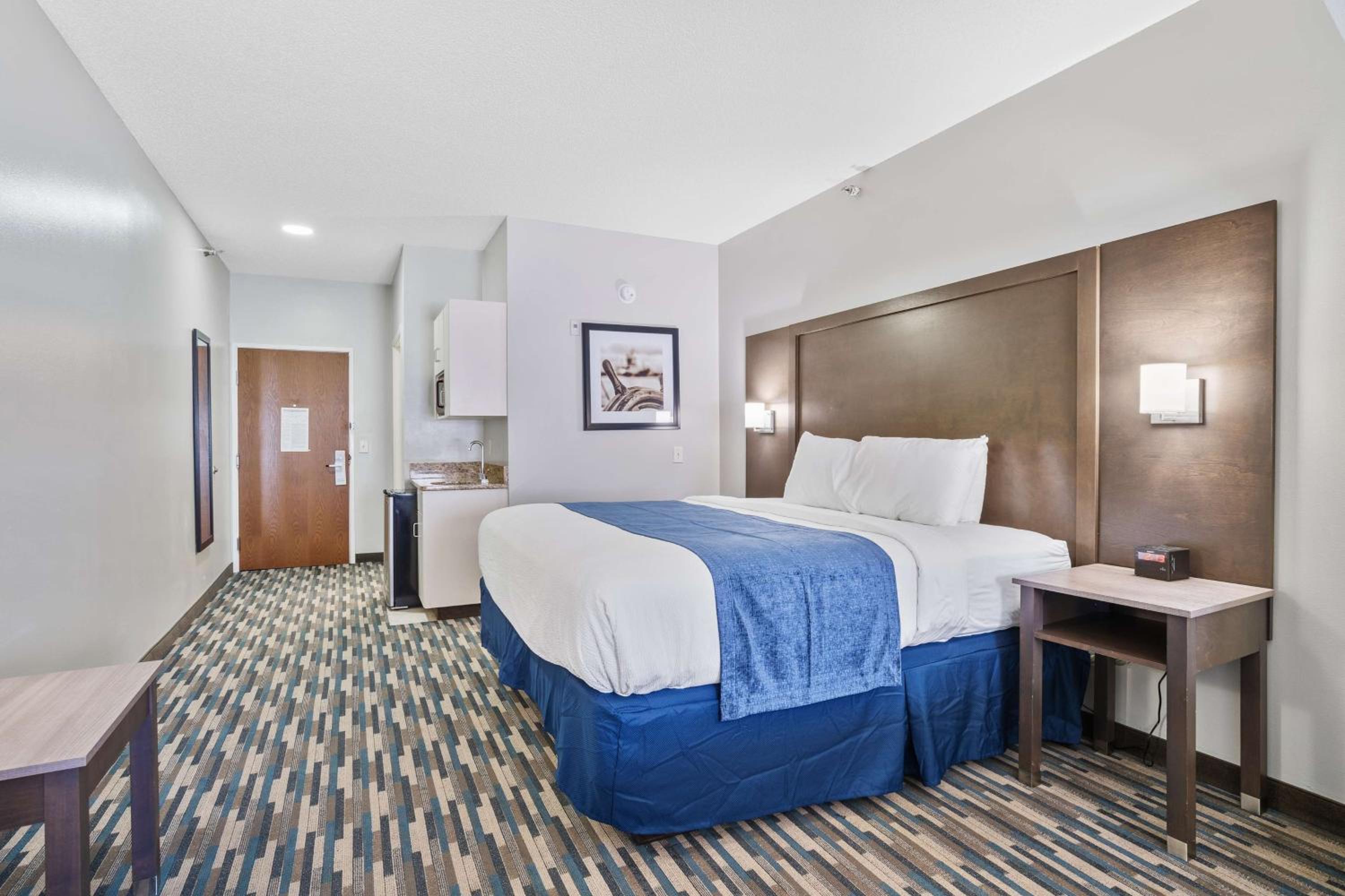 King Suite with Two King Beds - Non-Smoking - Photo 3