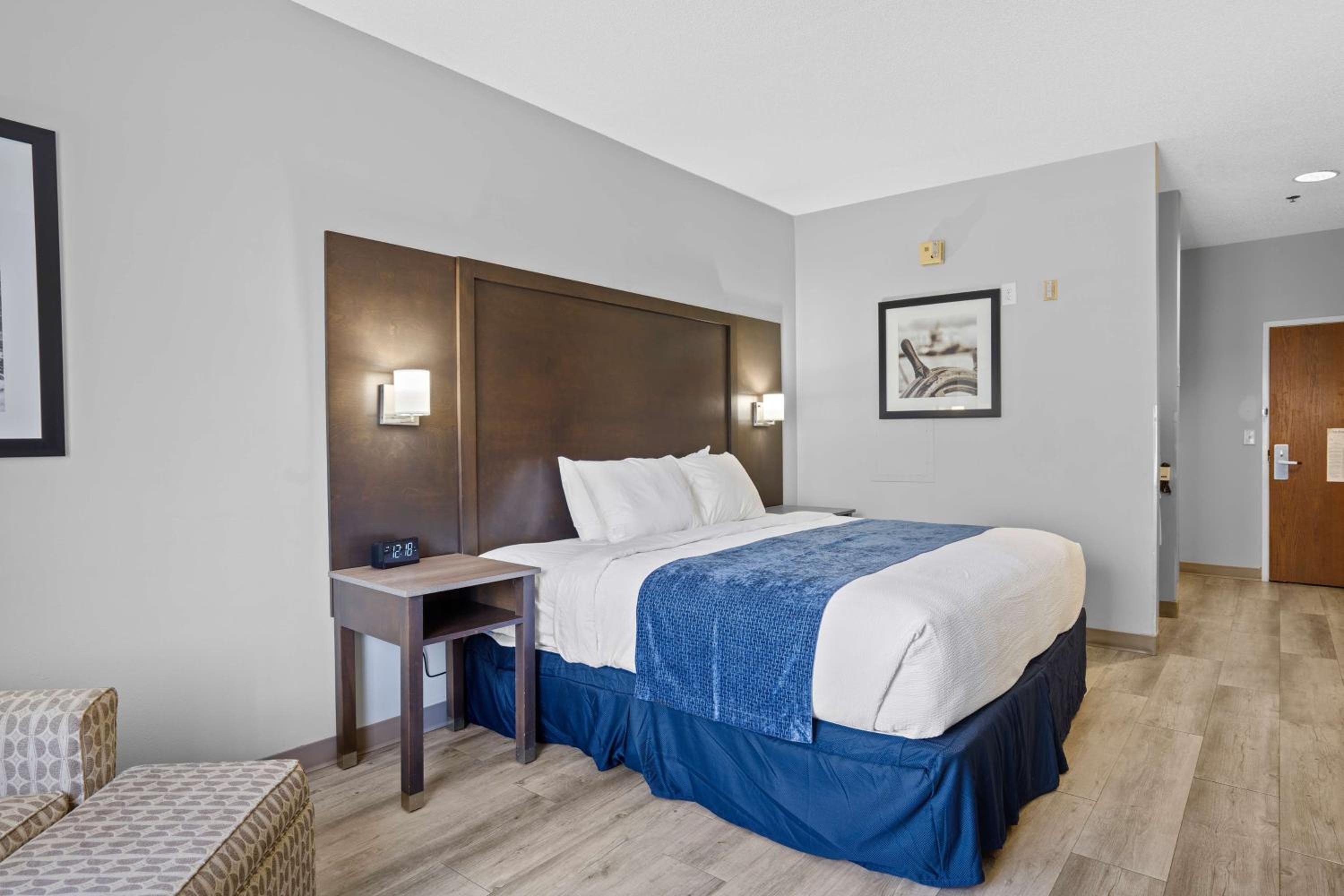 King Room with Roll-In Shower - Disability Access - Photo 4