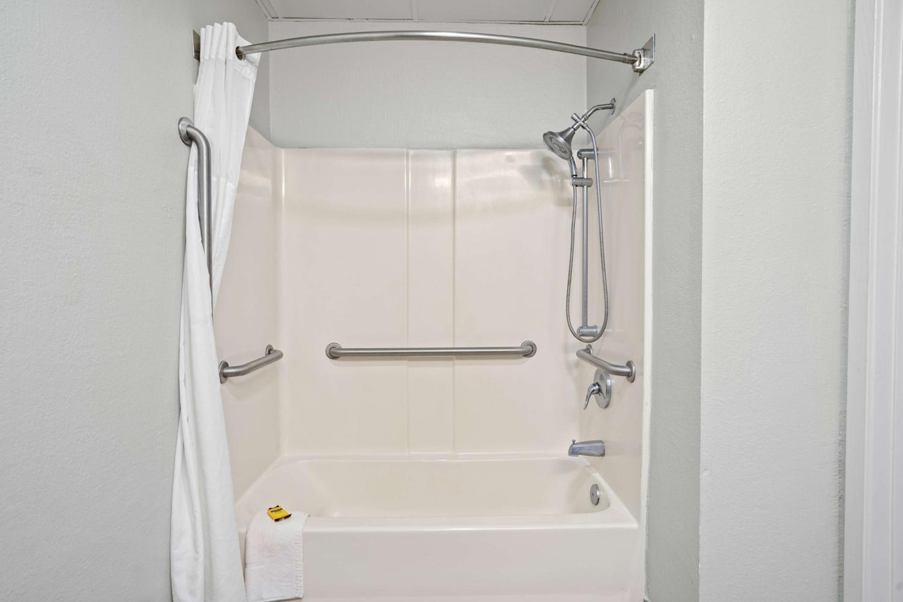 King Room with Bath Tub - Disability Access - Photo 2