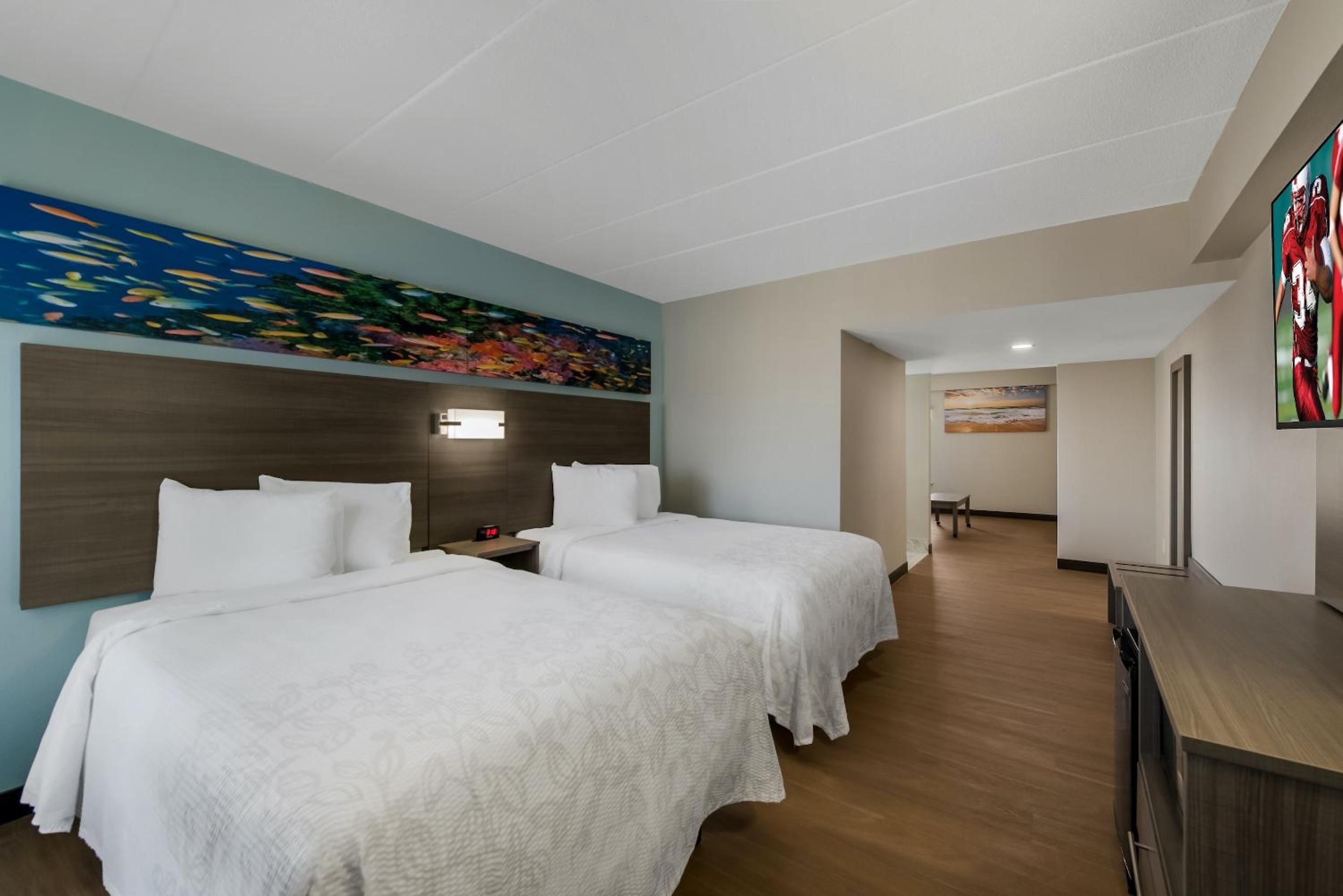 Suite with Two Double Beds with Partial Ocean View Smoke Free - Photo 3