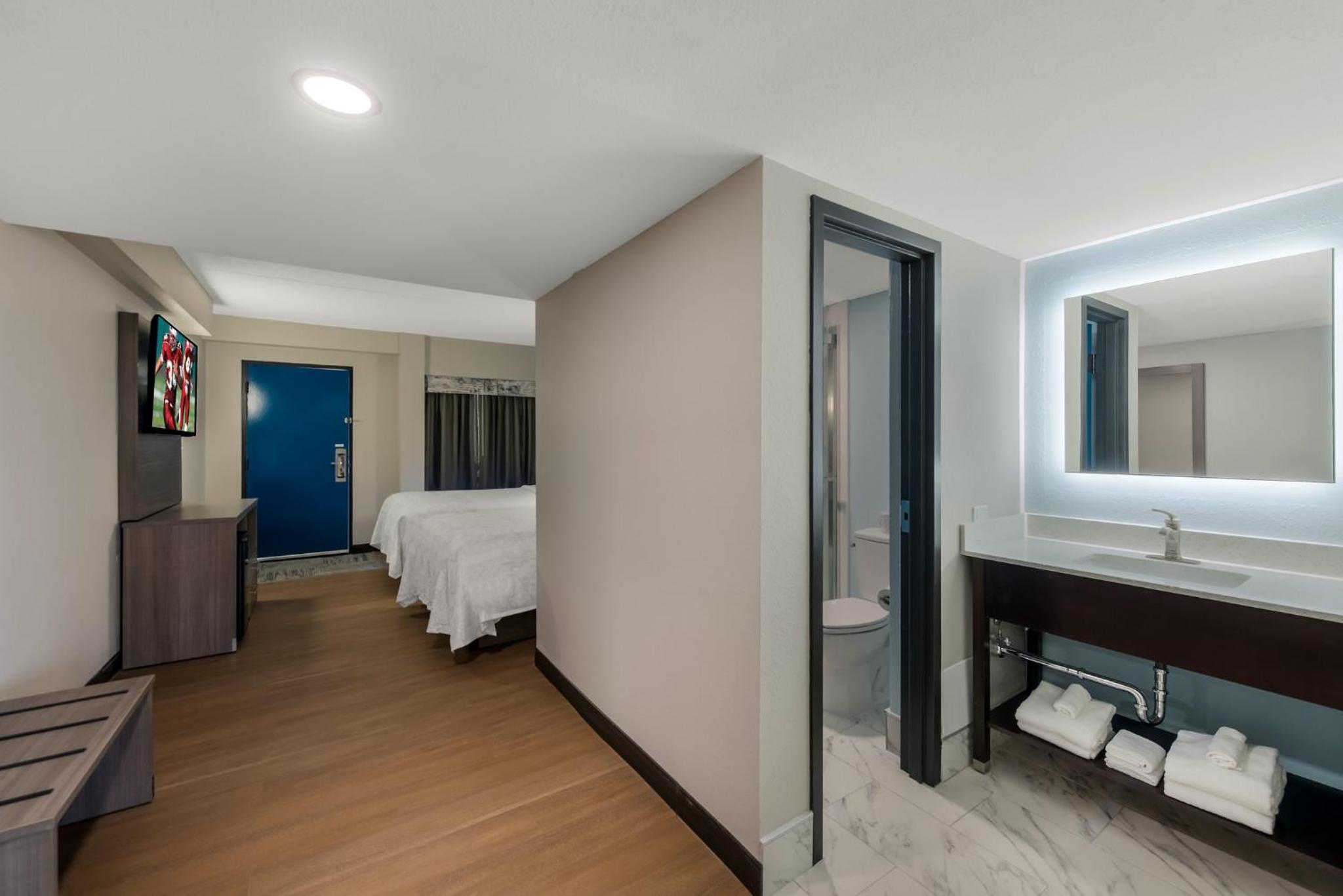 Suite with Two Double Beds with Partial Ocean View Smoke Free - Photo 5