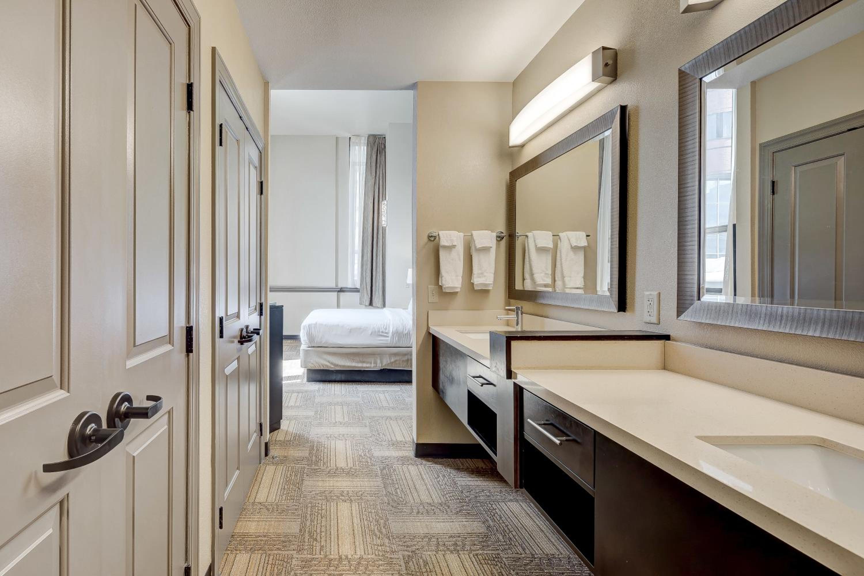 One-Bedroom King Suite with Sofa Bed and Harbor View photo 2