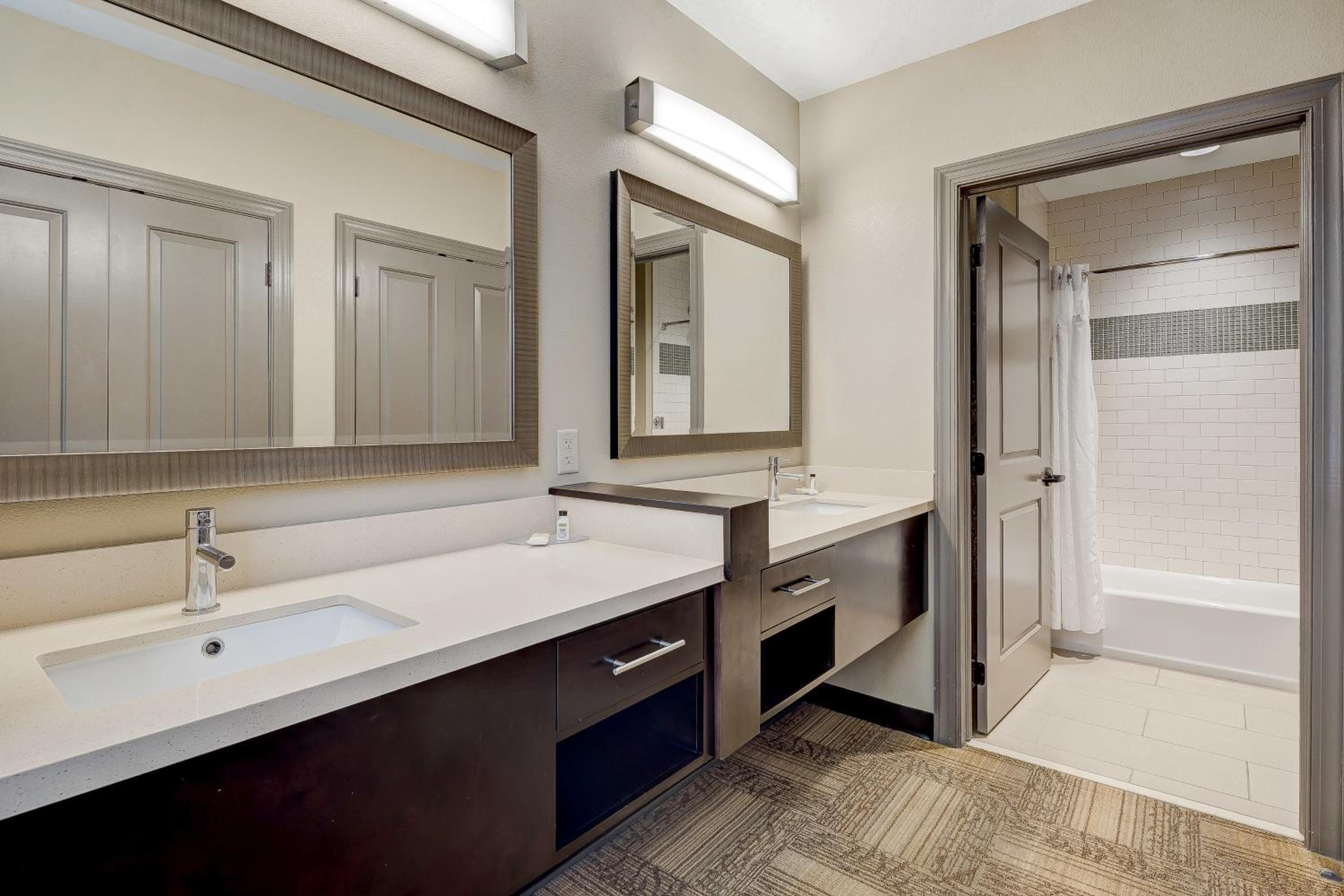 One-Bedroom King Suite with Sofa Bed and Harbor View photo 3
