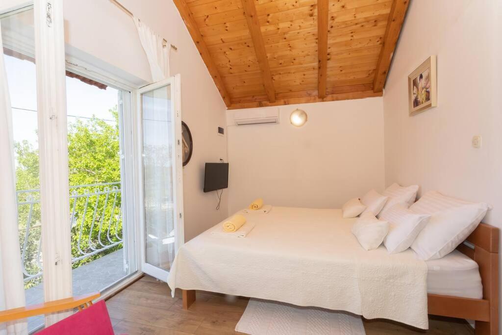 One-Bedroom House photo 1