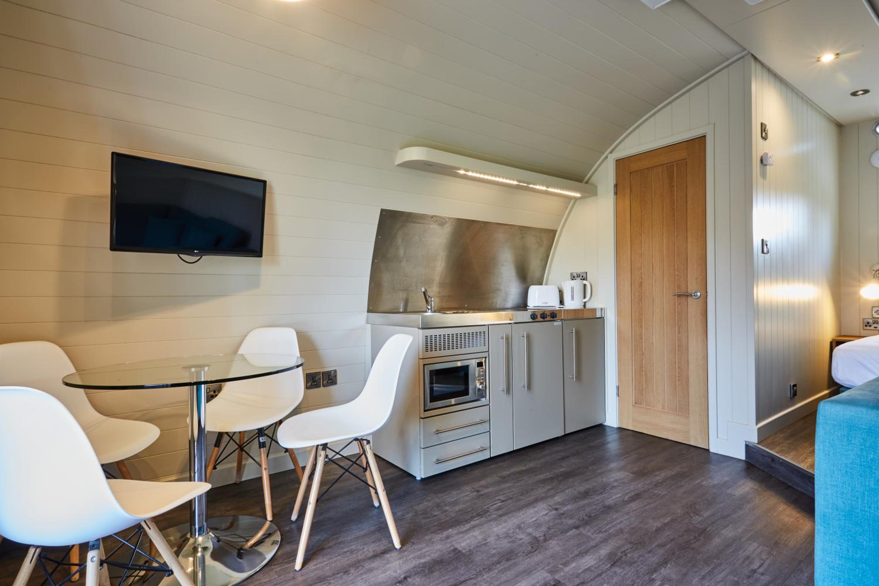 Superior Ensuite Pod with Electric Hot Tub (No Pets) photo 2