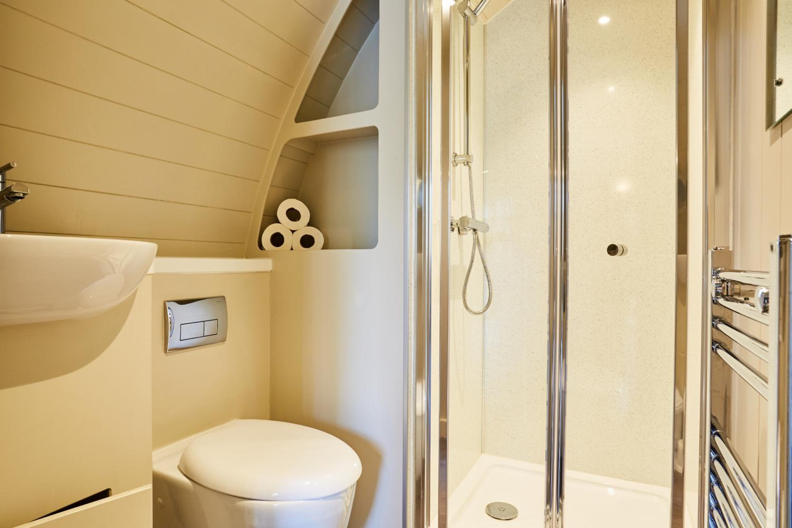Superior Ensuite Pod with Electric Hot Tub (No Pets) photo 3