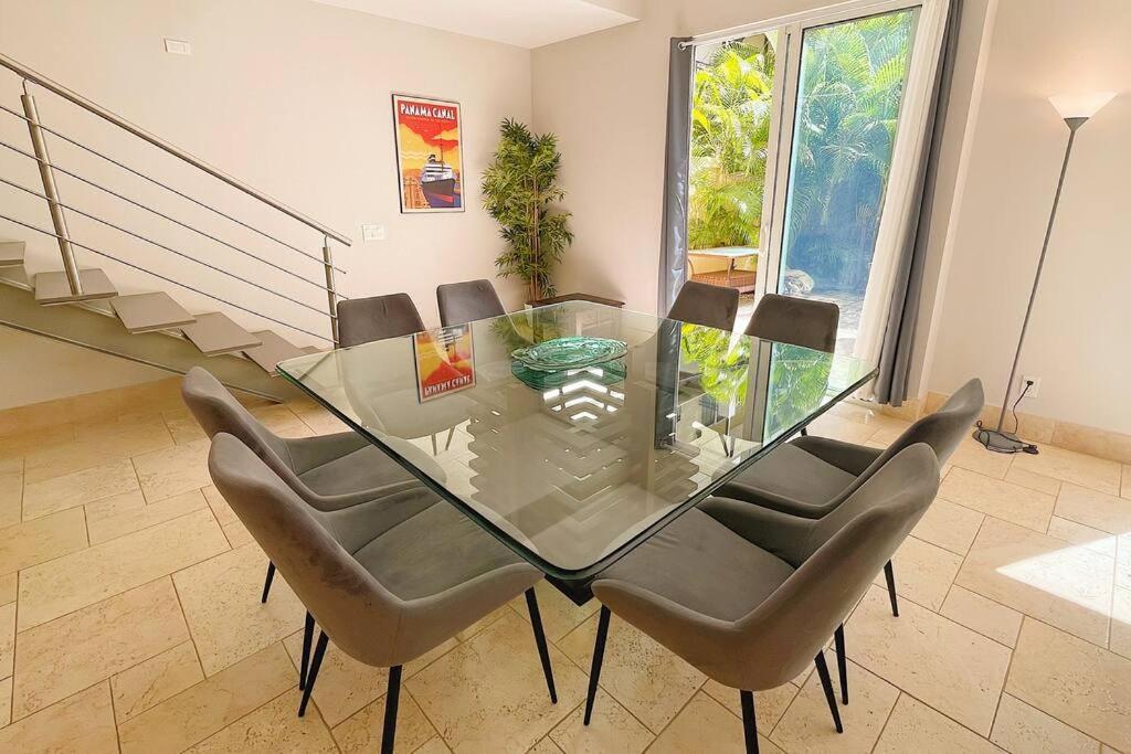 Three-Bedroom Apartment photo 2