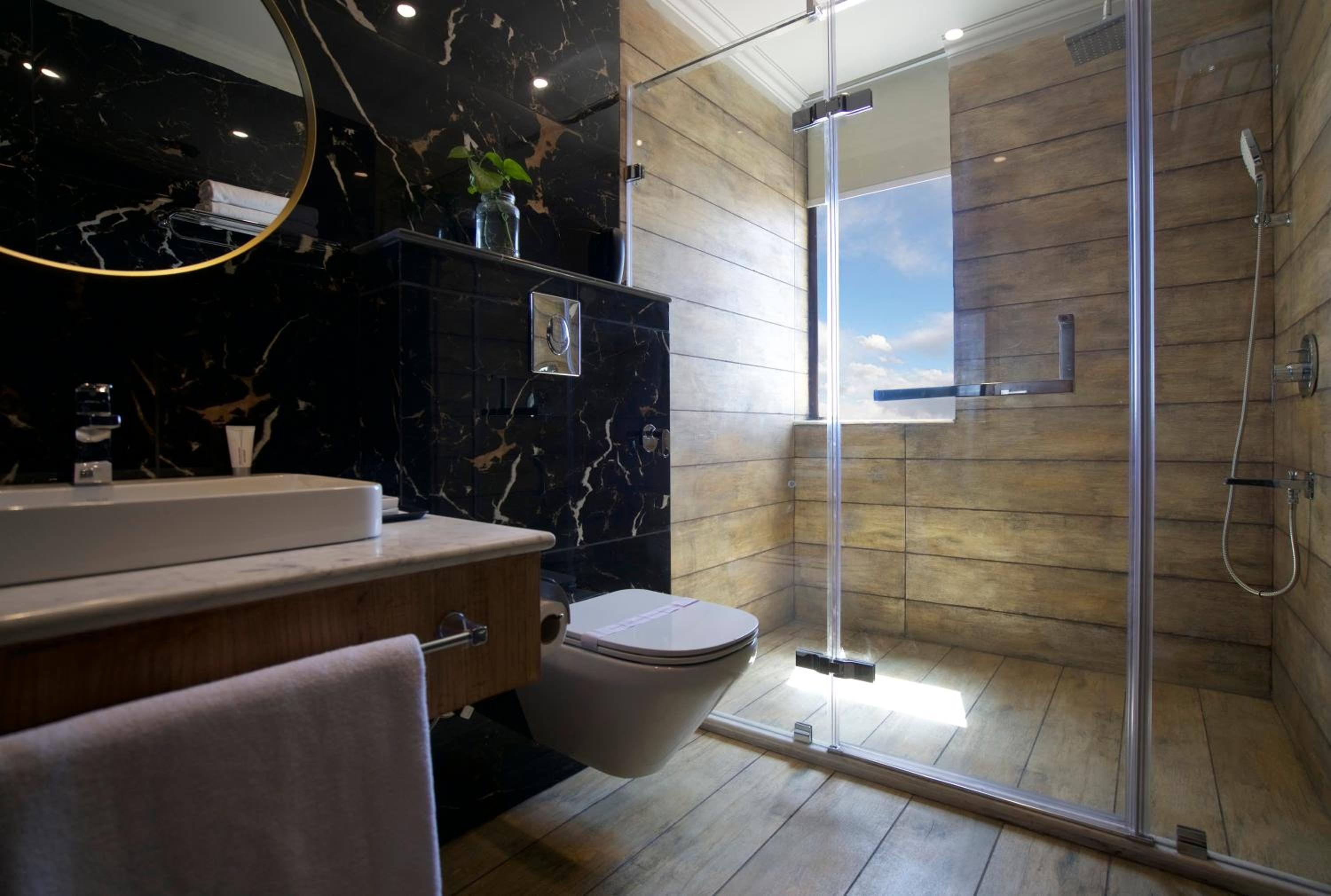 King Room with Balcony - Photo 8