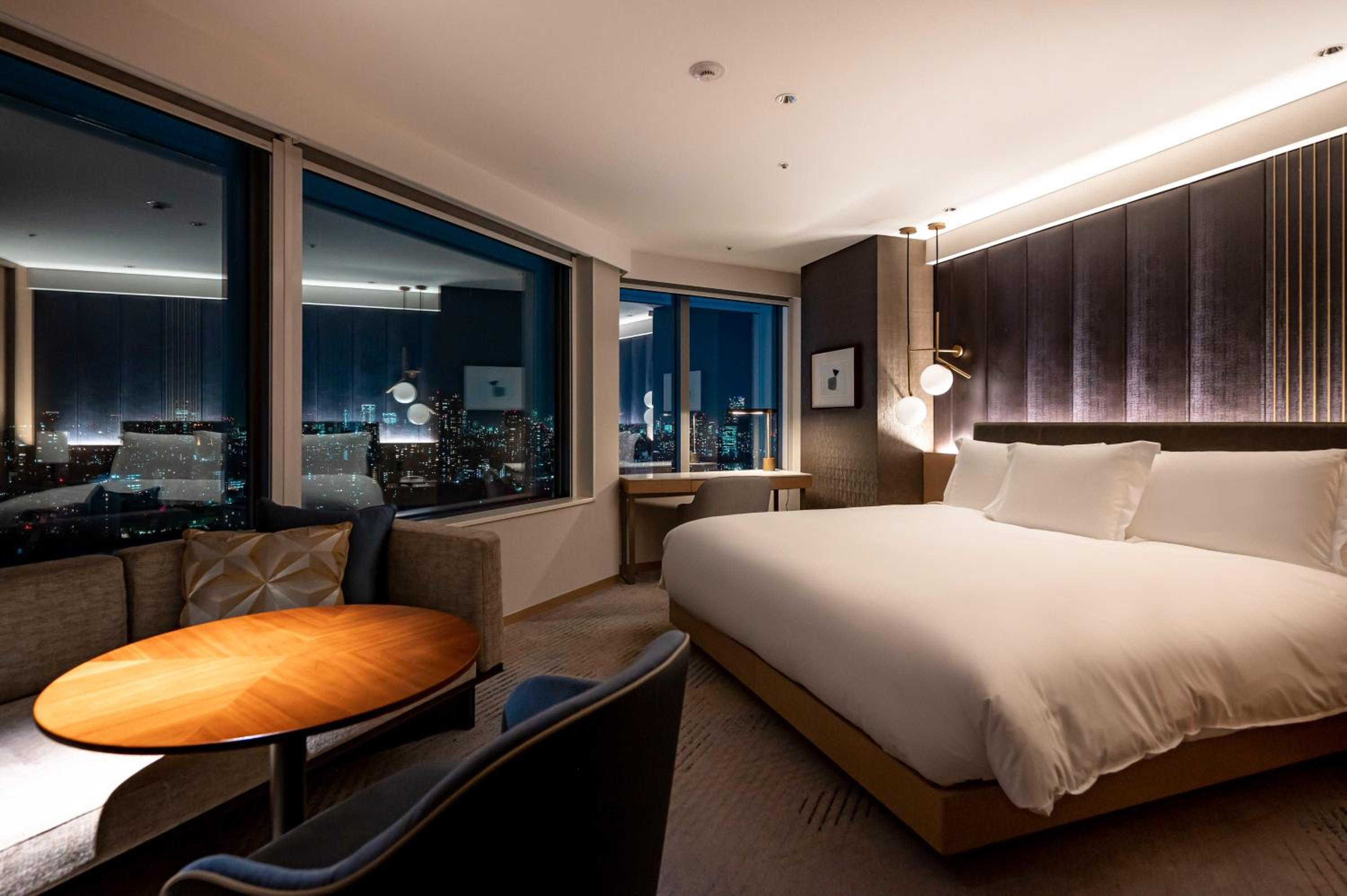 Premium King Room with One King Bed and Lounge Access (Non Smoking)