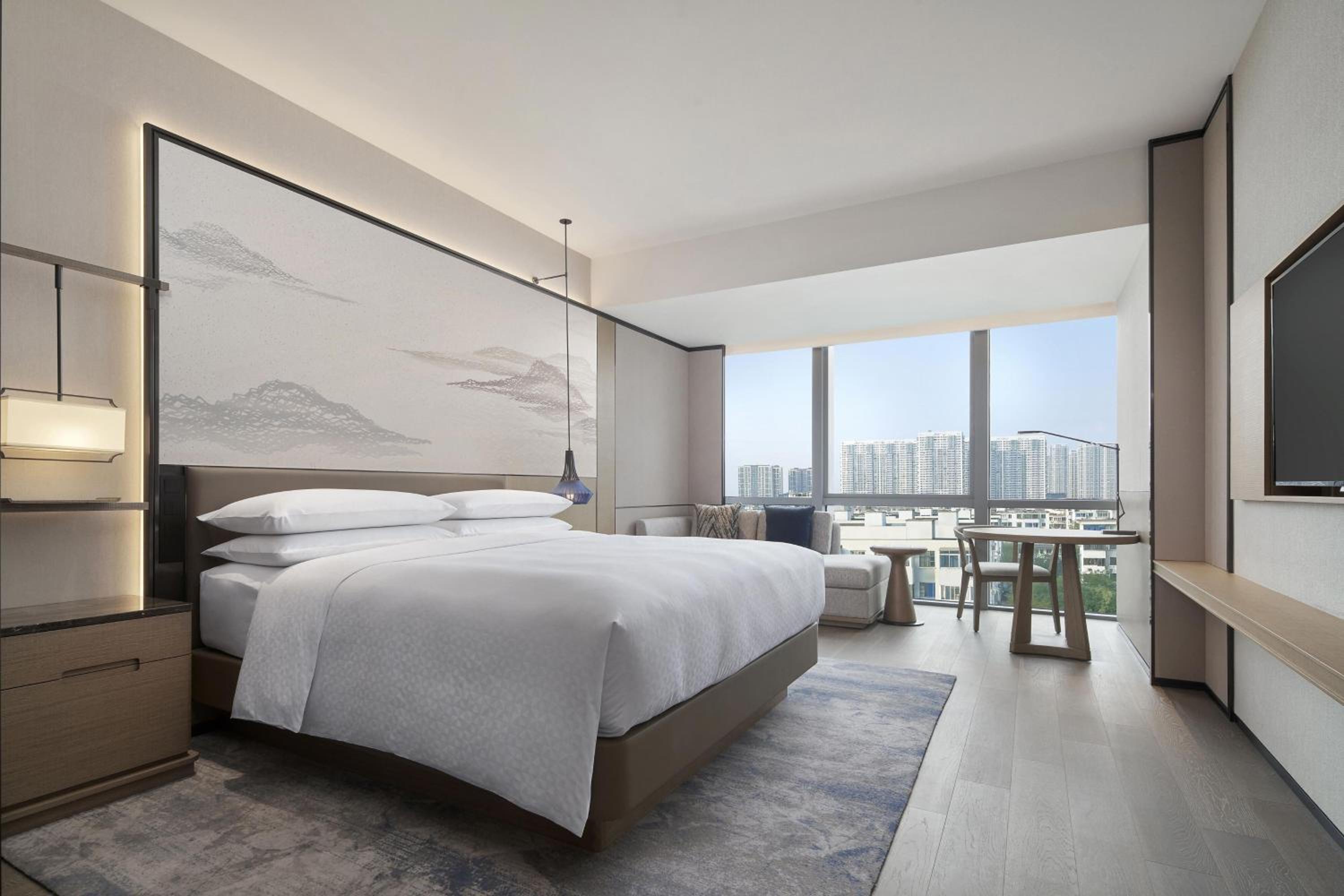 Deluxe Guest room with 1 King photo 1