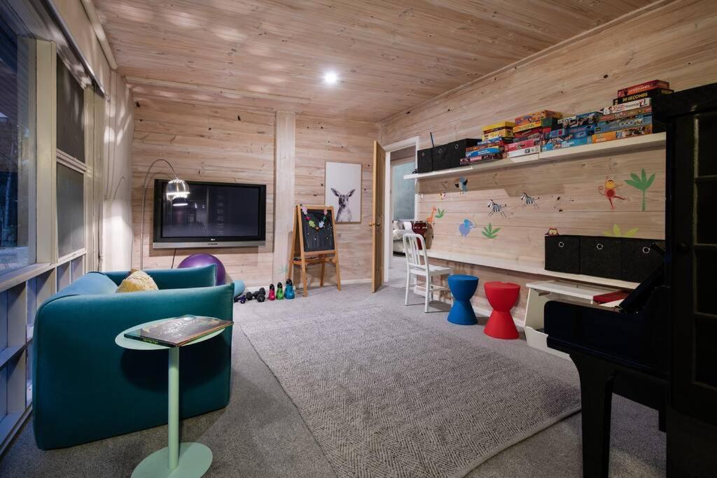 Eight-Bedroom House photo 3