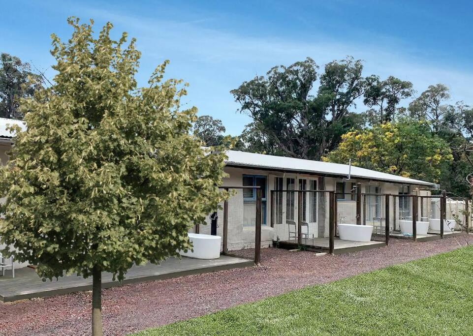Eight-Bedroom House photo 2