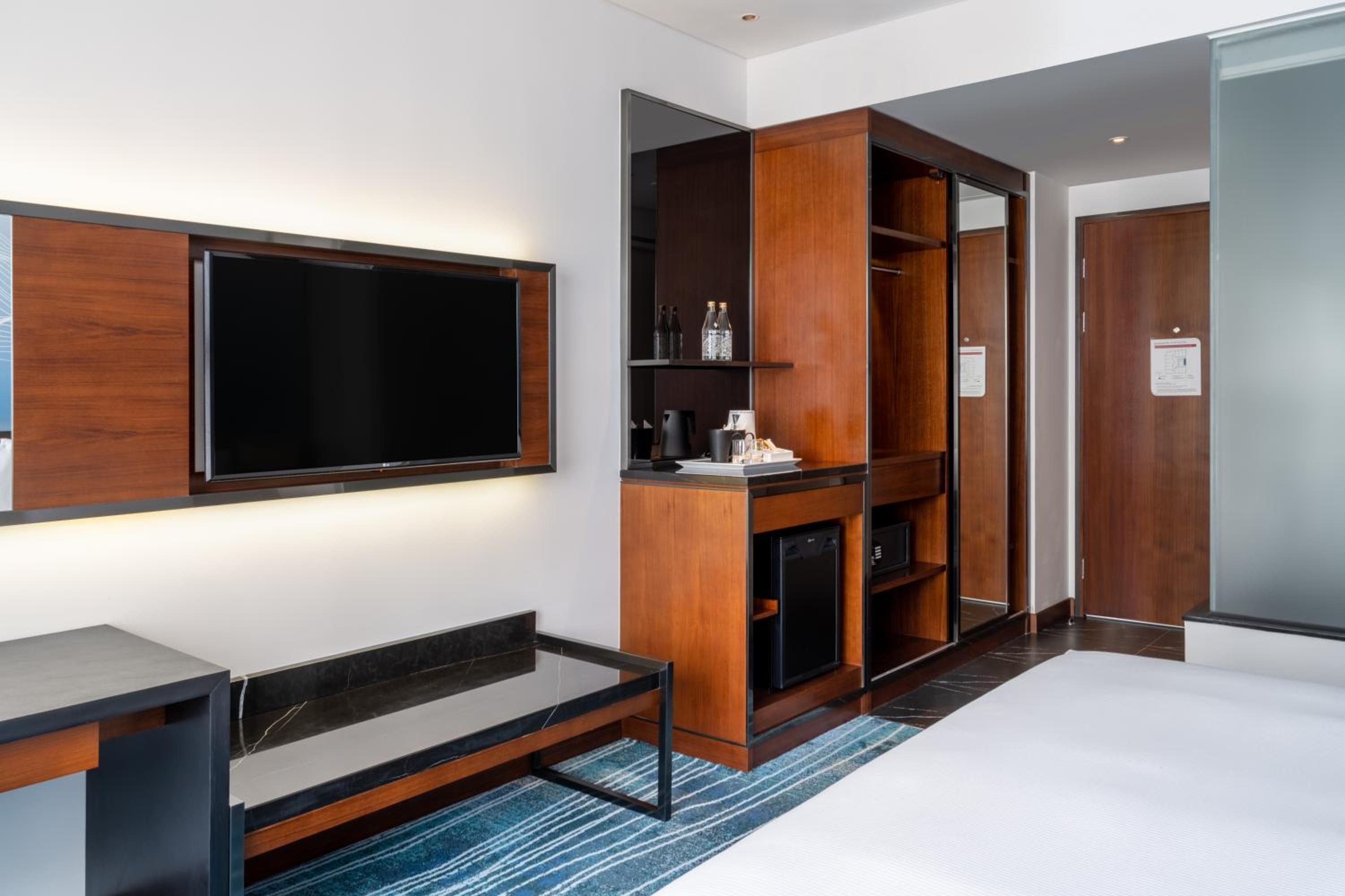 King Guest Room - Photo 10
