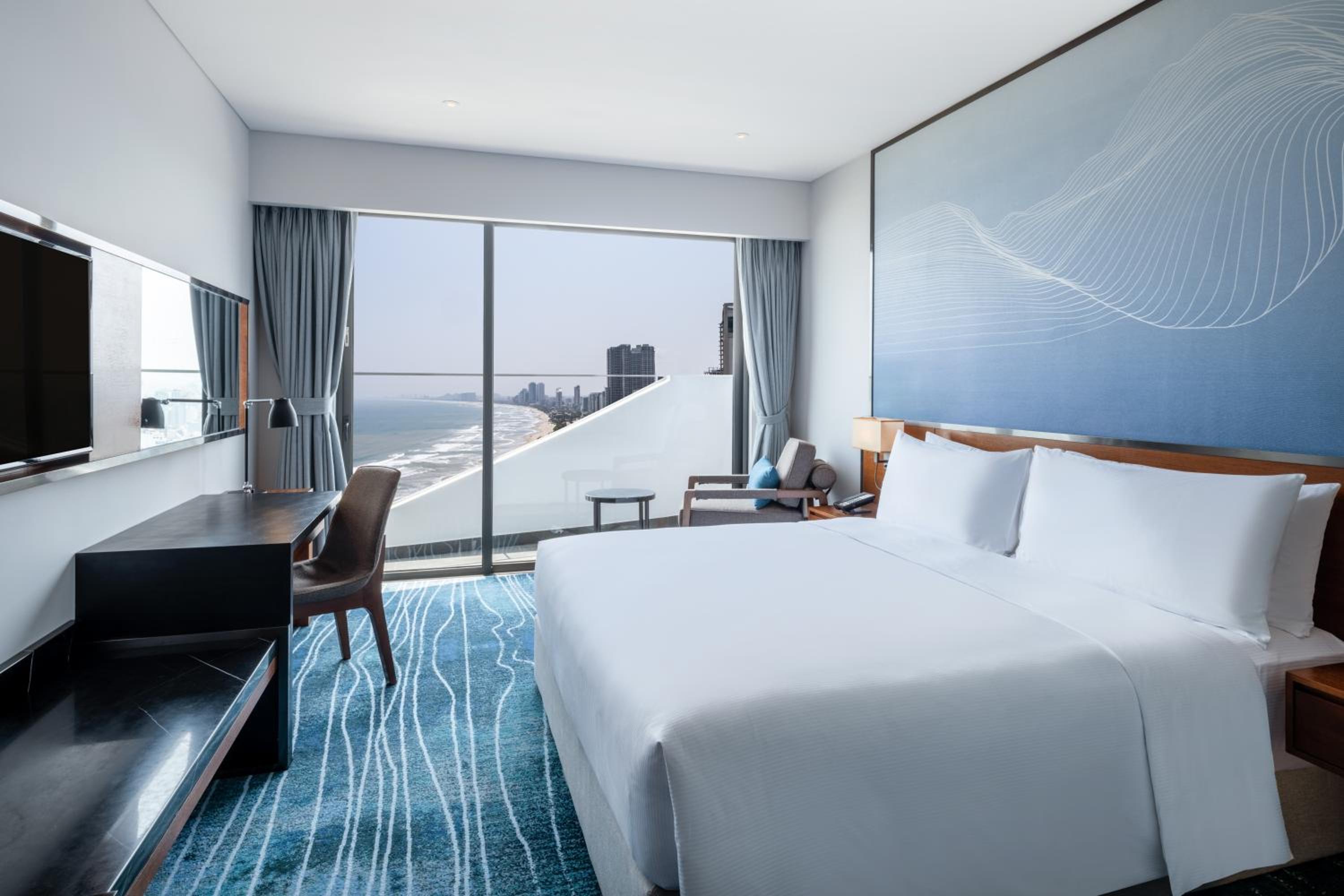 King Guest Room with Balcony - Photo 7