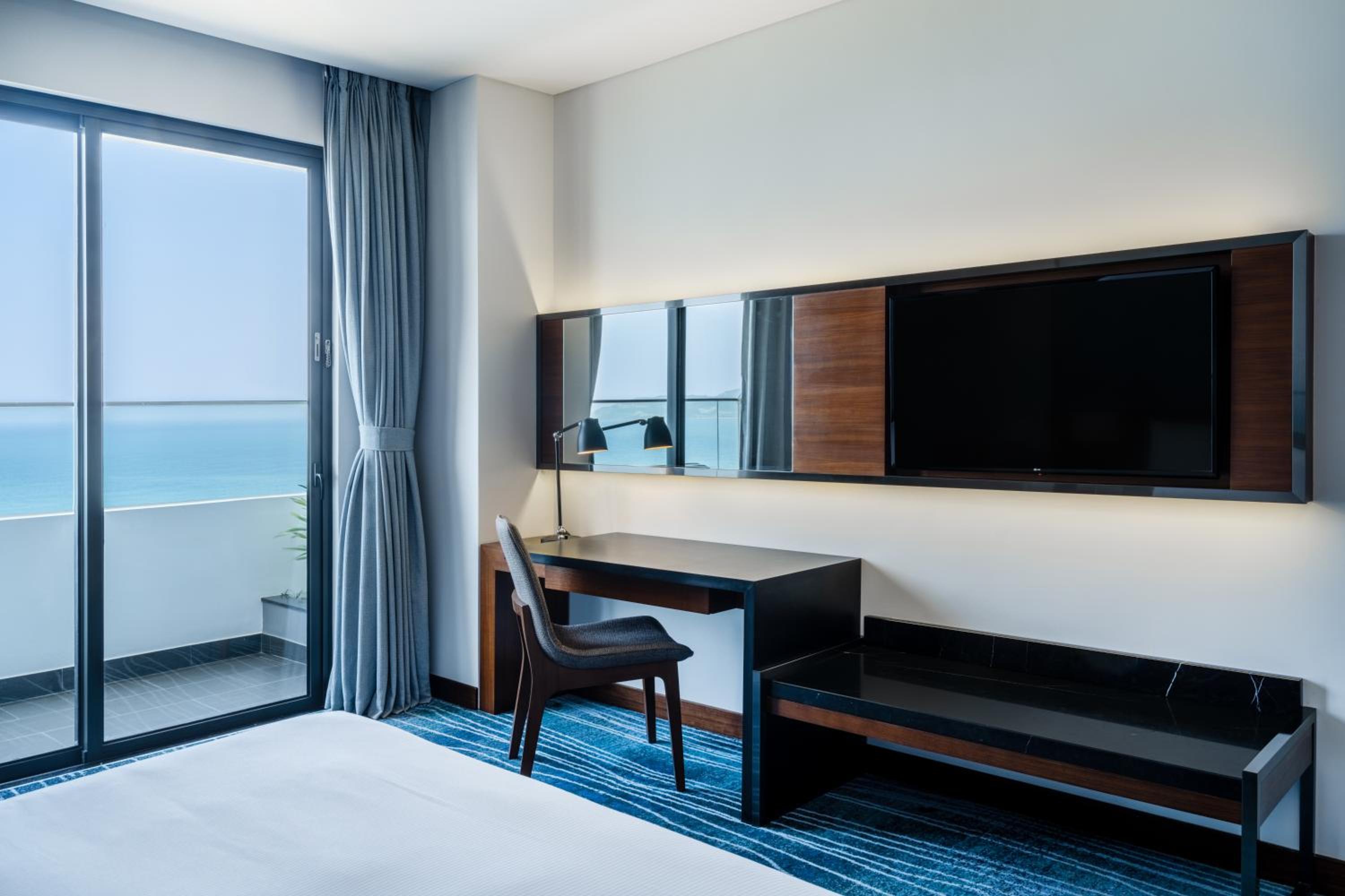 Deluxe King Room with Ocean View and Balcony - Photo 6