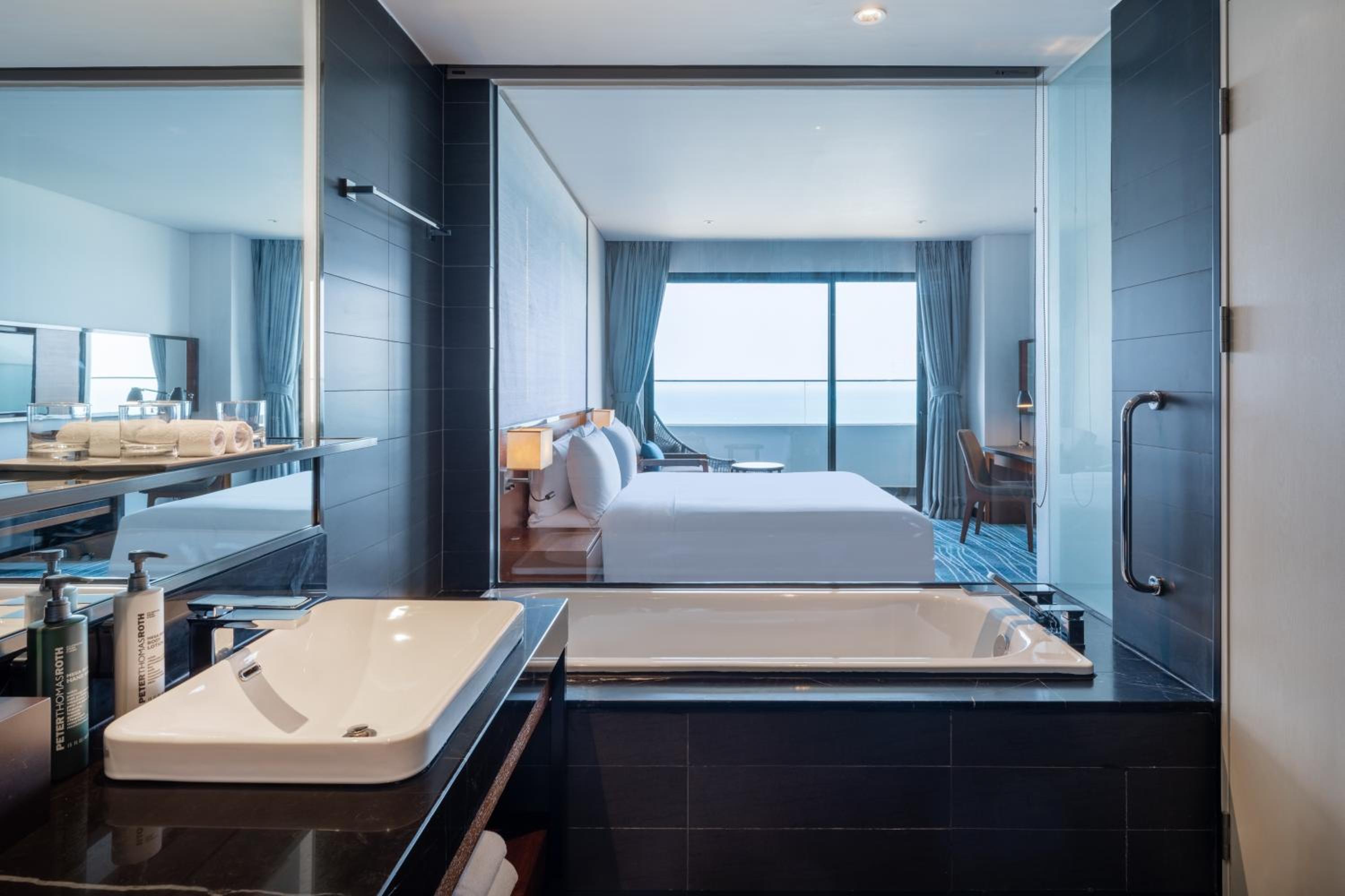 Deluxe King Room with Ocean View and Balcony - Photo 7