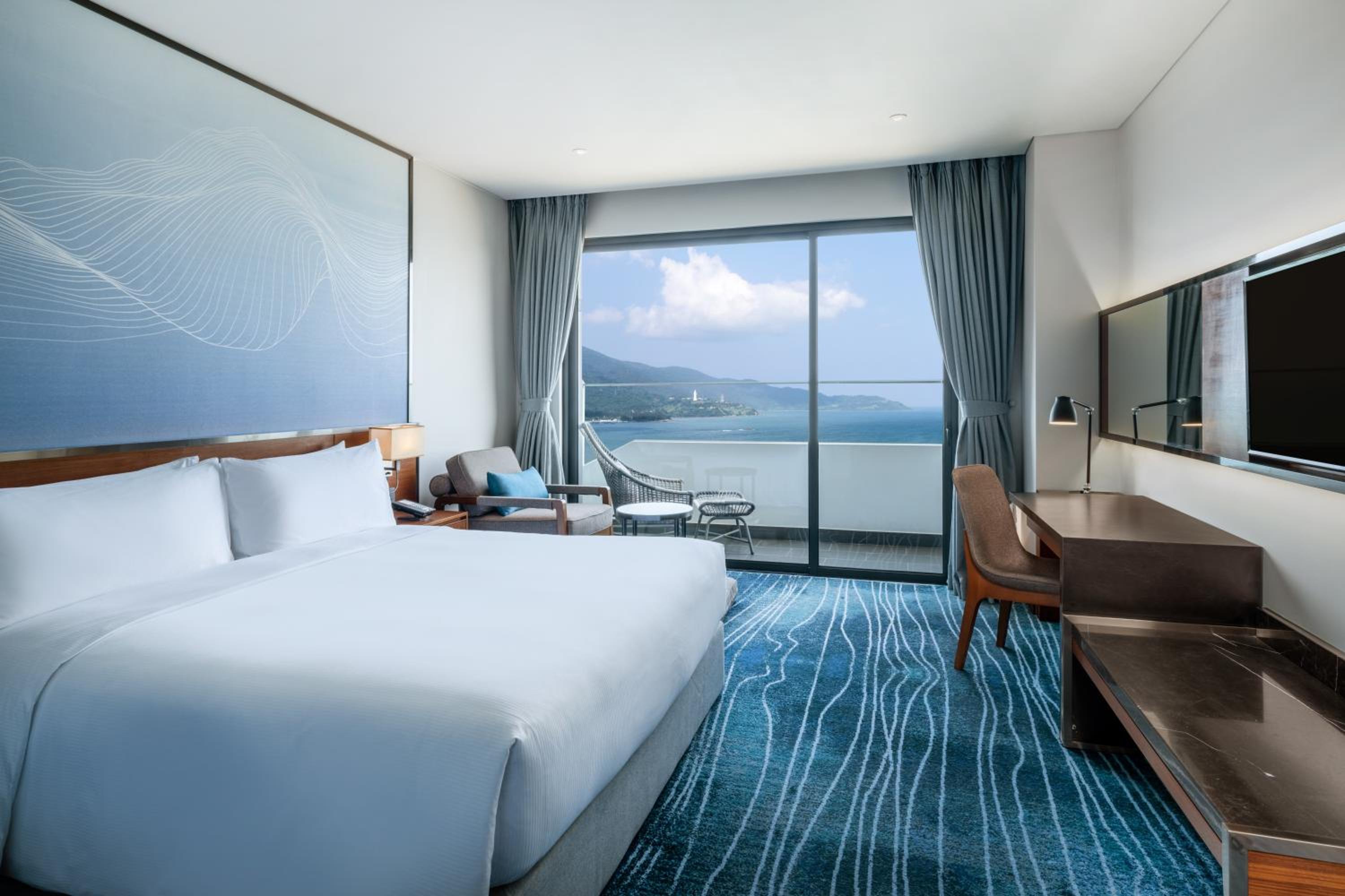 Deluxe King Room with Ocean View and Balcony - Photo 5