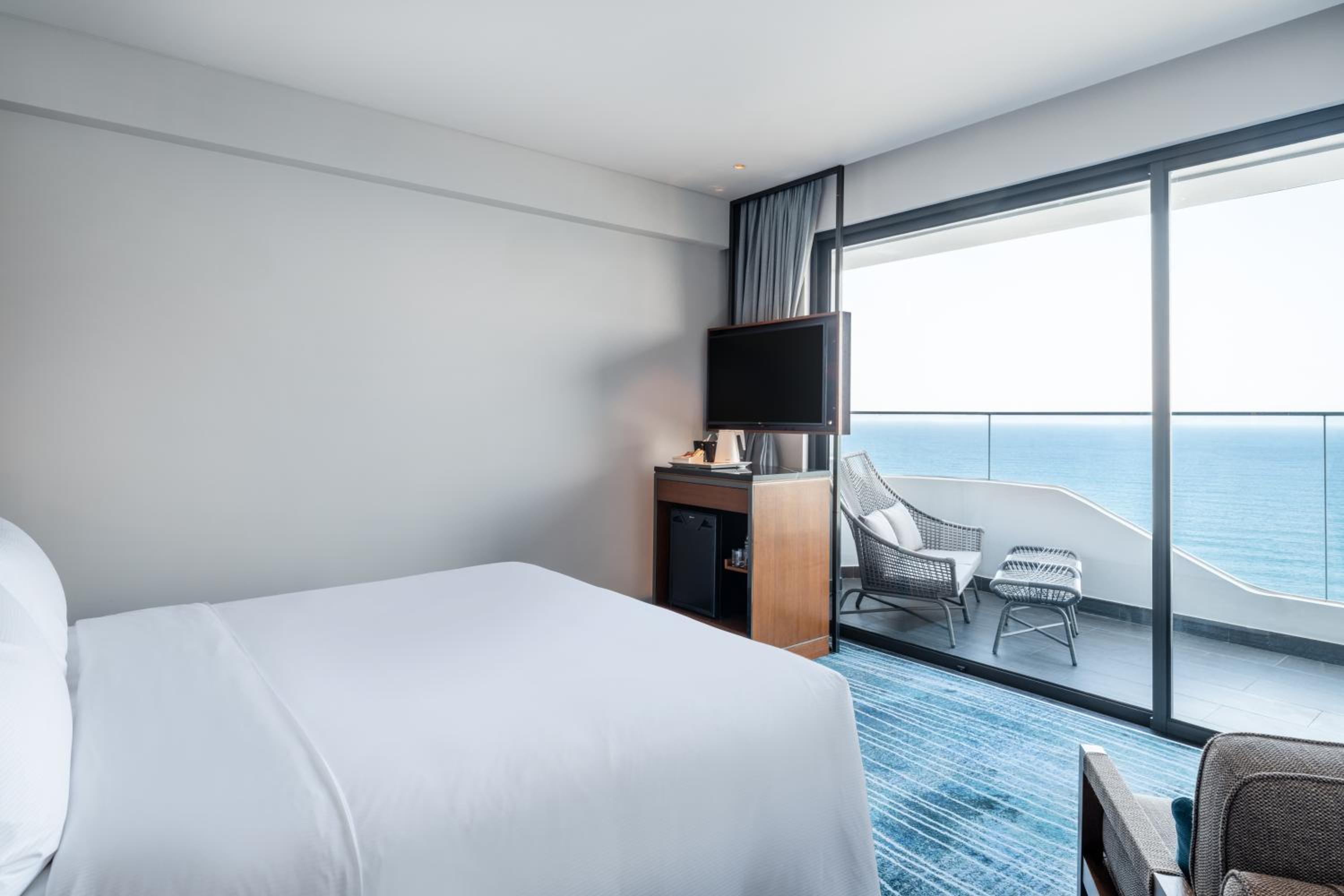 Deluxe Corner King Room with Ocean View and Balcony - Photo 6