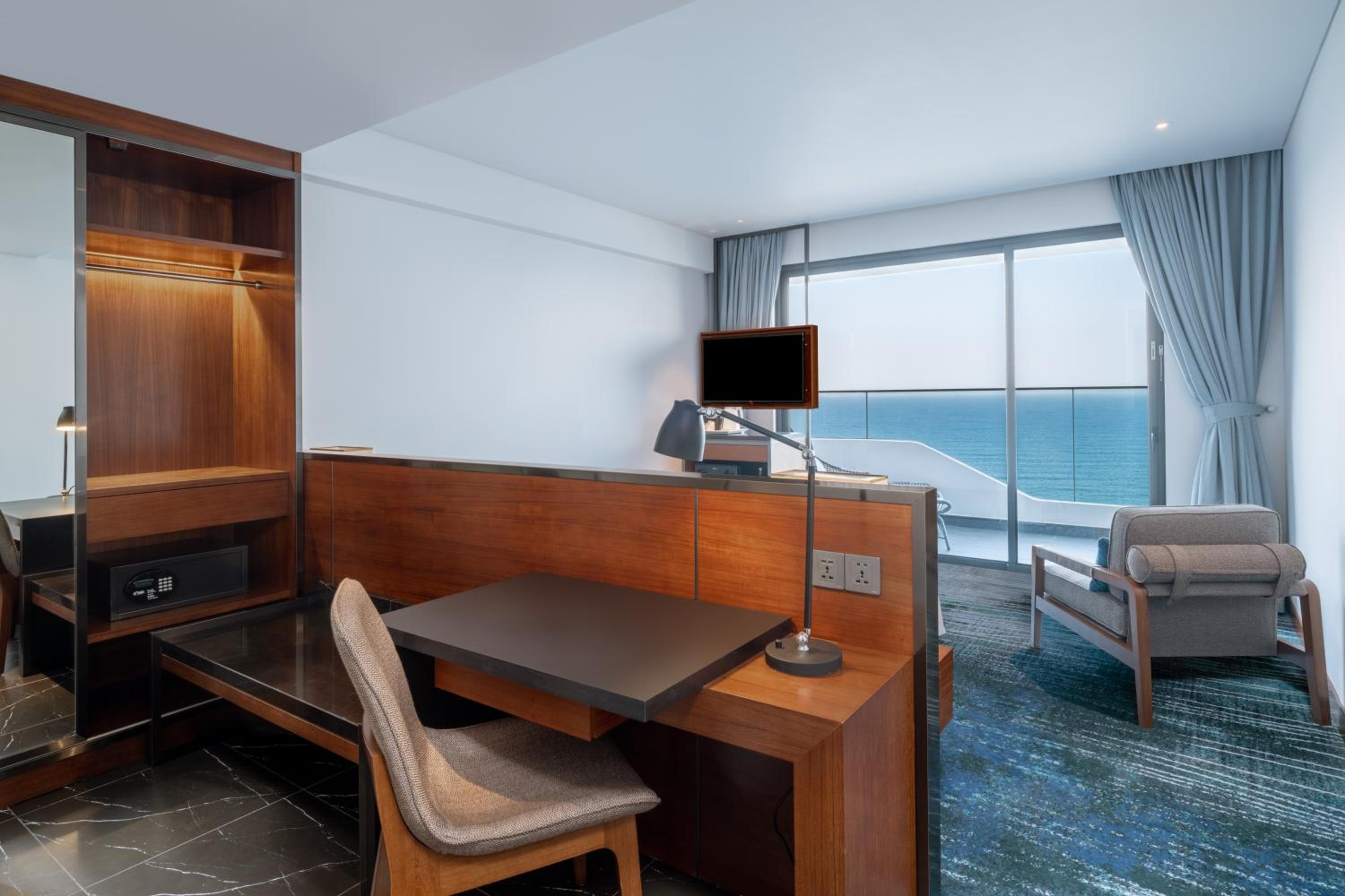 Deluxe Corner King Room with Ocean View and Balcony - Photo 7