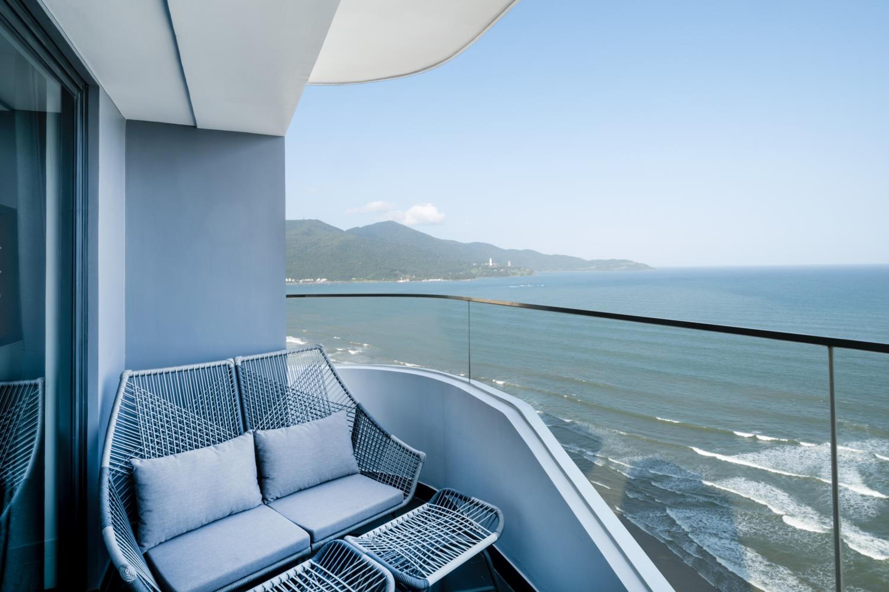 Deluxe Corner King Room with Ocean View and Balcony - Photo 9