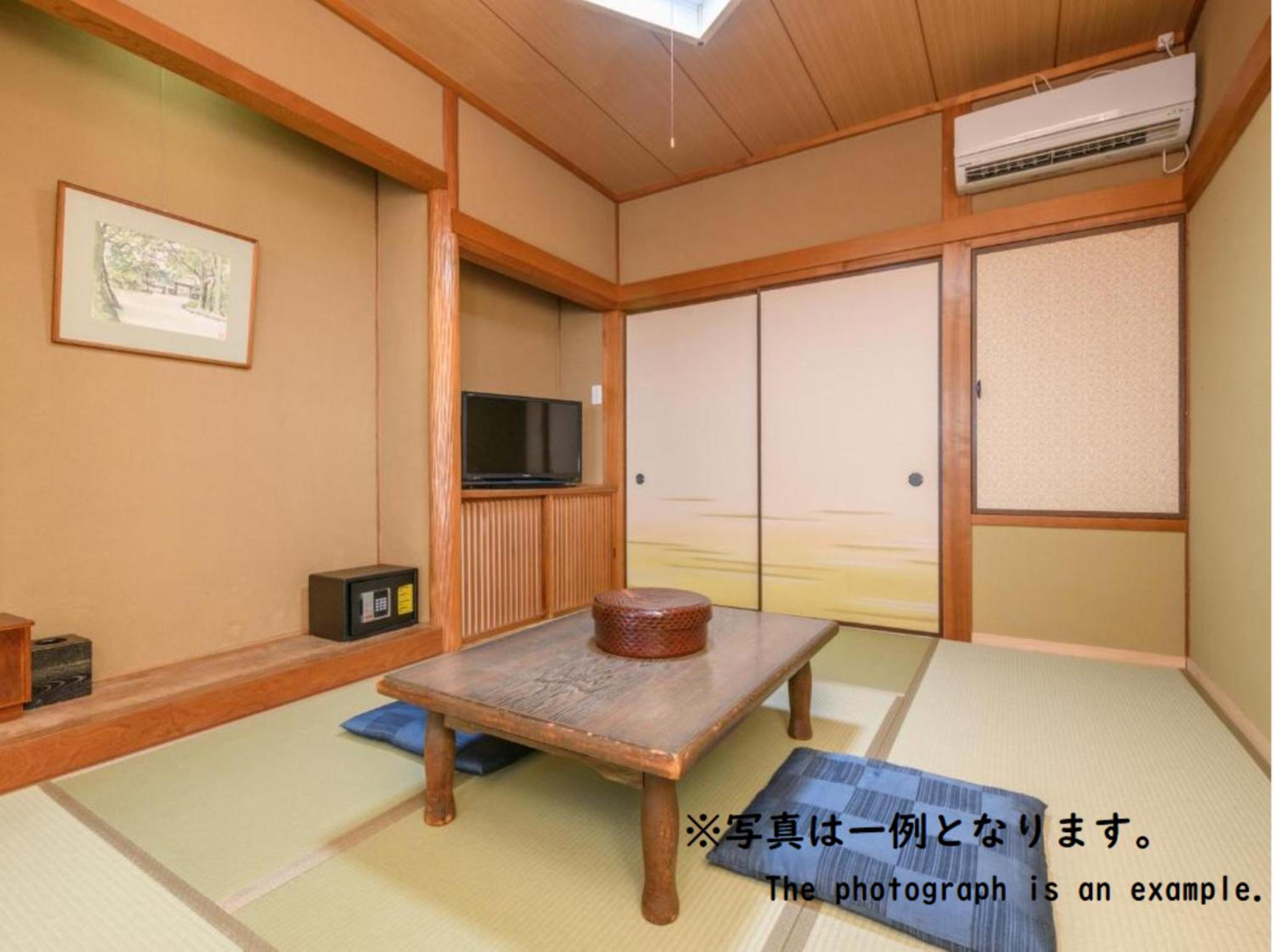 Standard Twin Room with Shared Bathroom photo 2