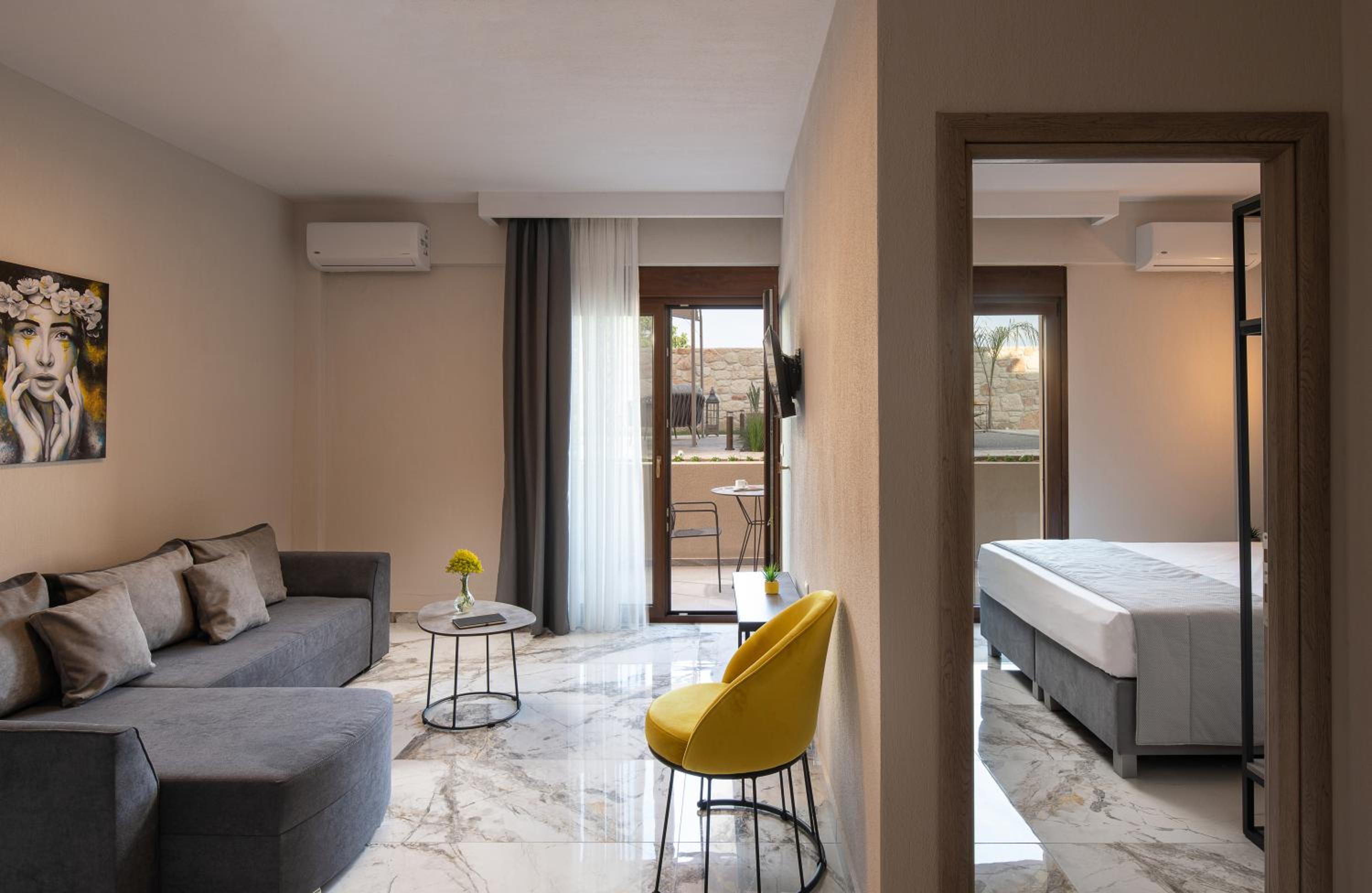 Suite with Pool View - Photo 22