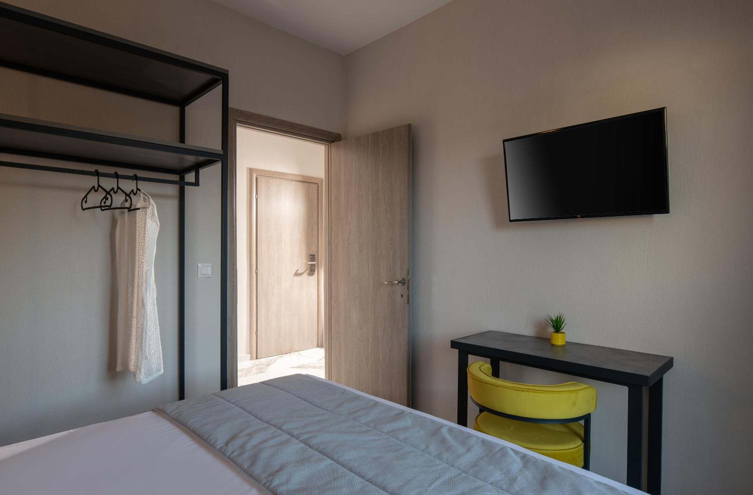Suite with Pool View - Photo 15