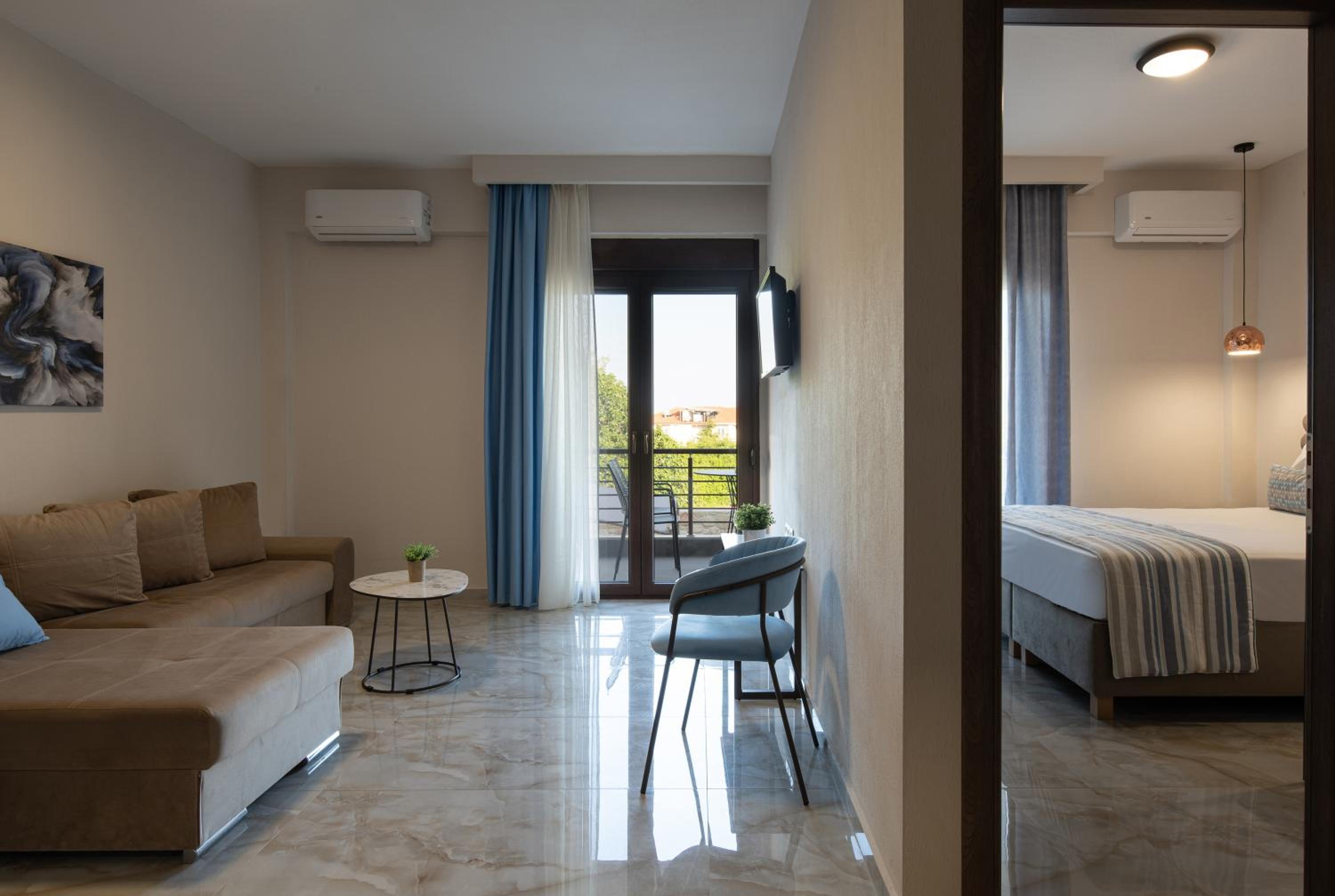 Suite with Pool View - Photo 16