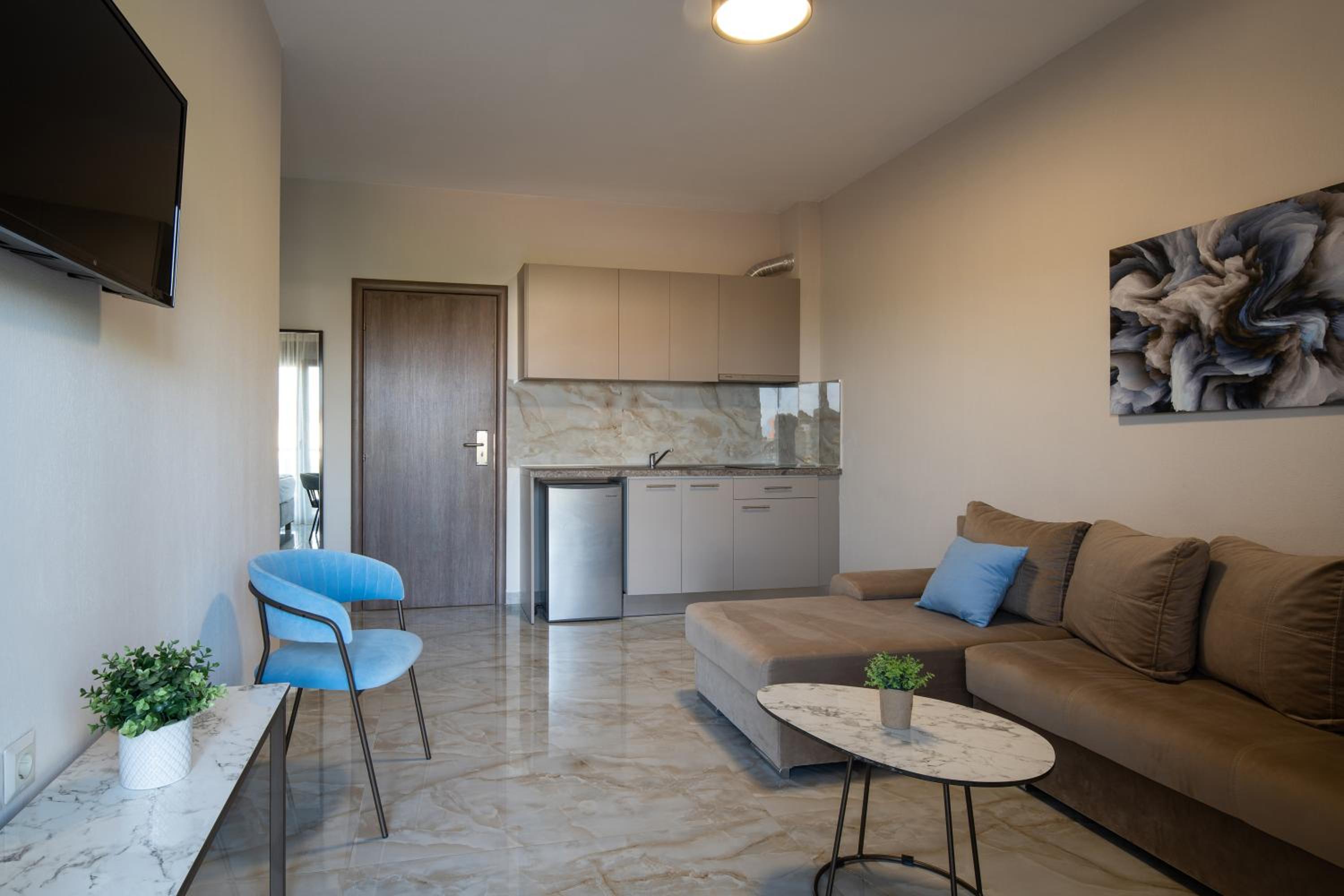 Suite with Pool View - Photo 17