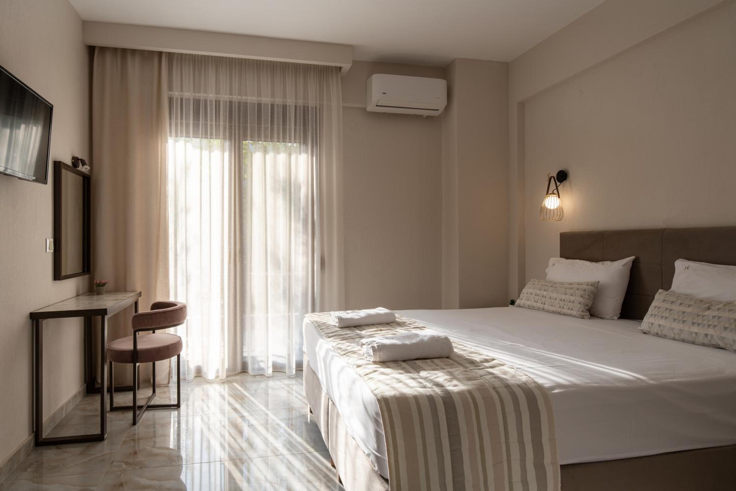Double Room with Pool View - Photo 1