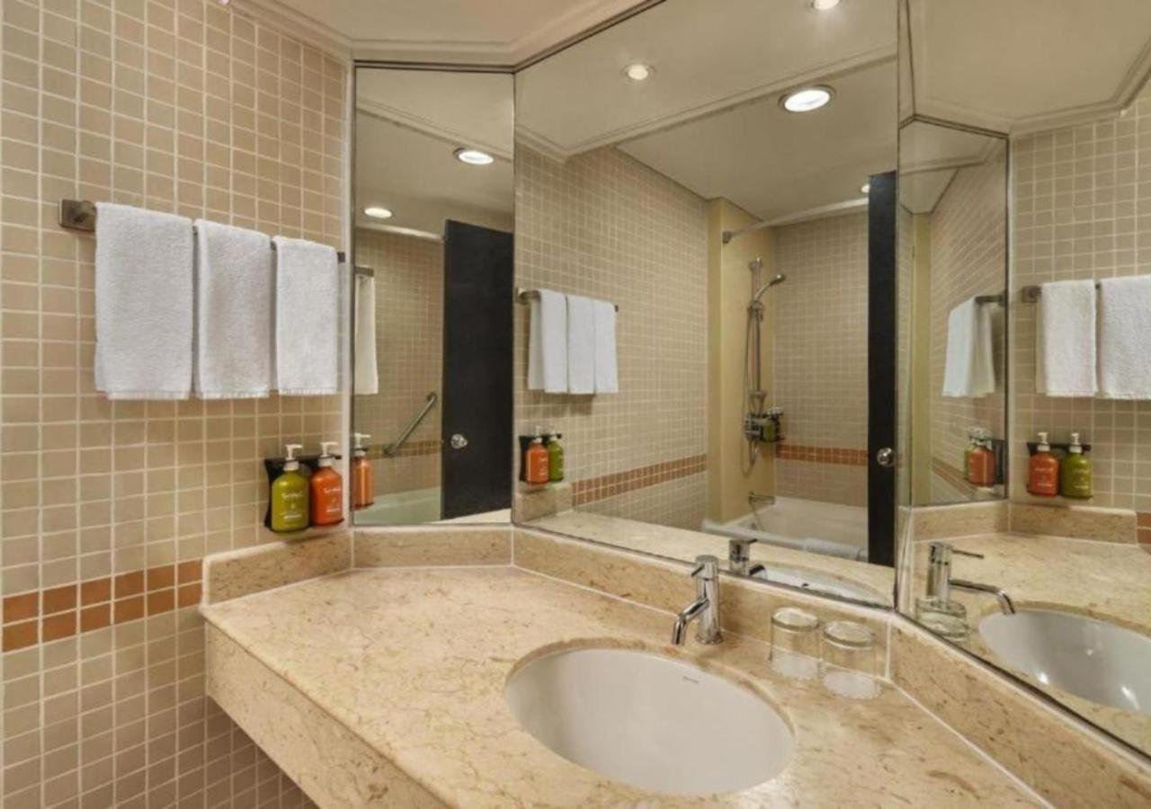 Standard King Room - Mid Floor photo 2