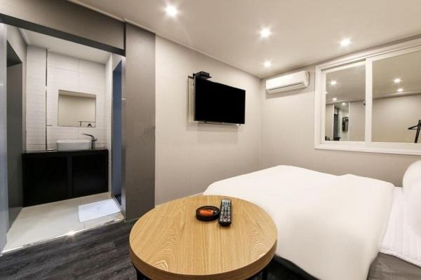 Deluxe Room - Photo 12