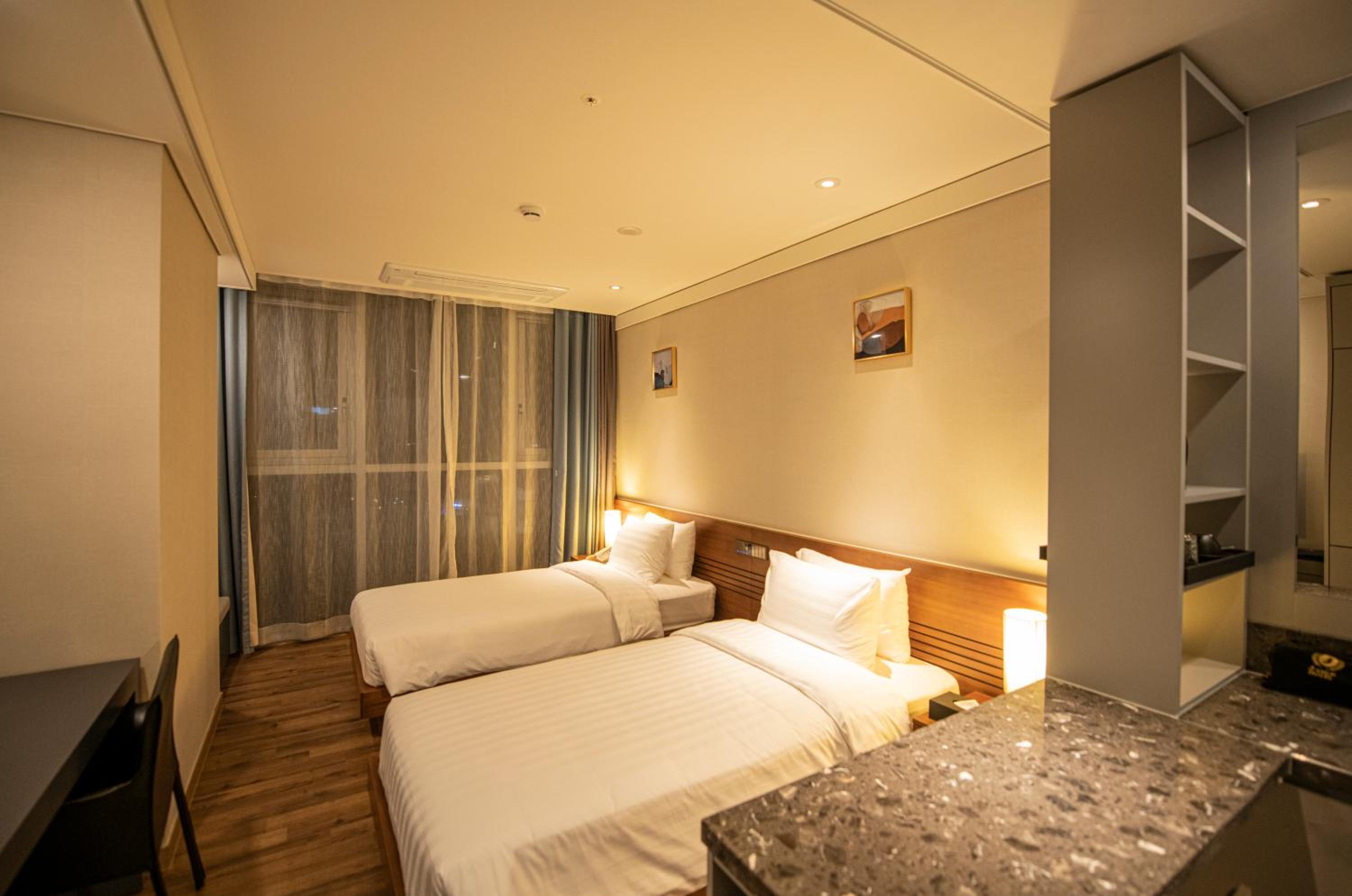 Standard Twin Room - Photo 2